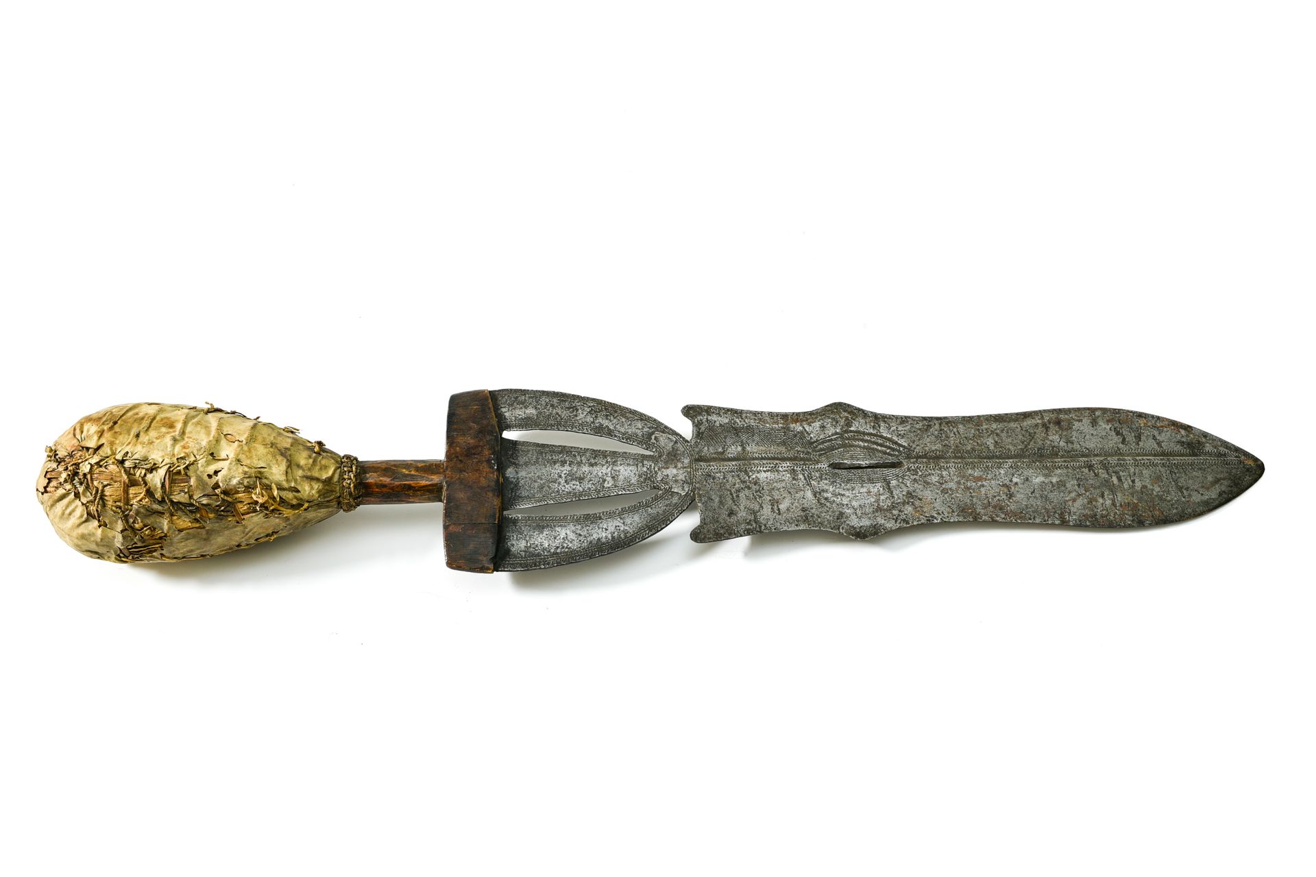 Long couteau 刚果东北部

长刀



由铁、皮革、绳索和木材制成。