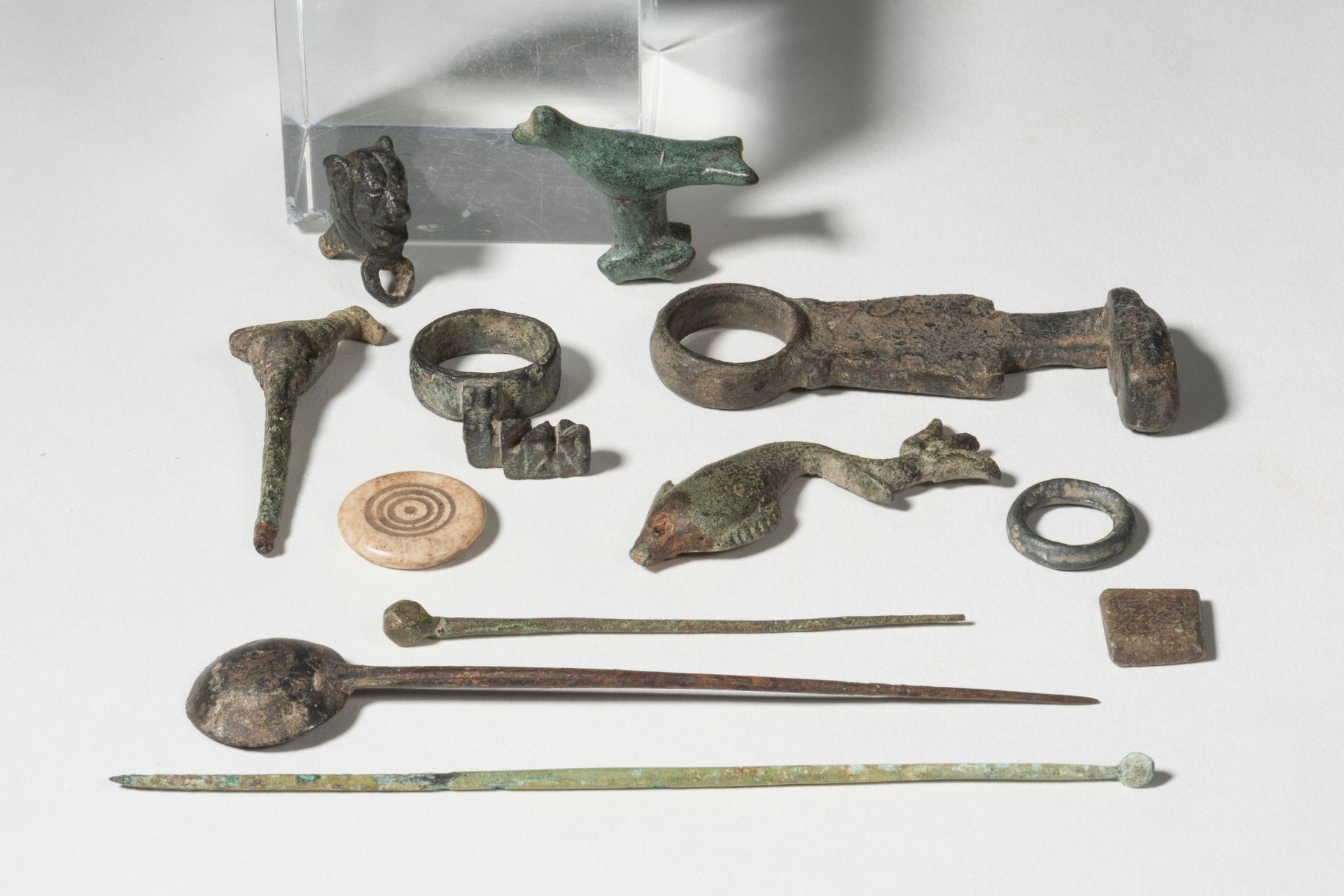 LOT ROMAN ERA

Lot composed of a ring wrench, a jointed wrench, a pin, a cosmeti&hellip;