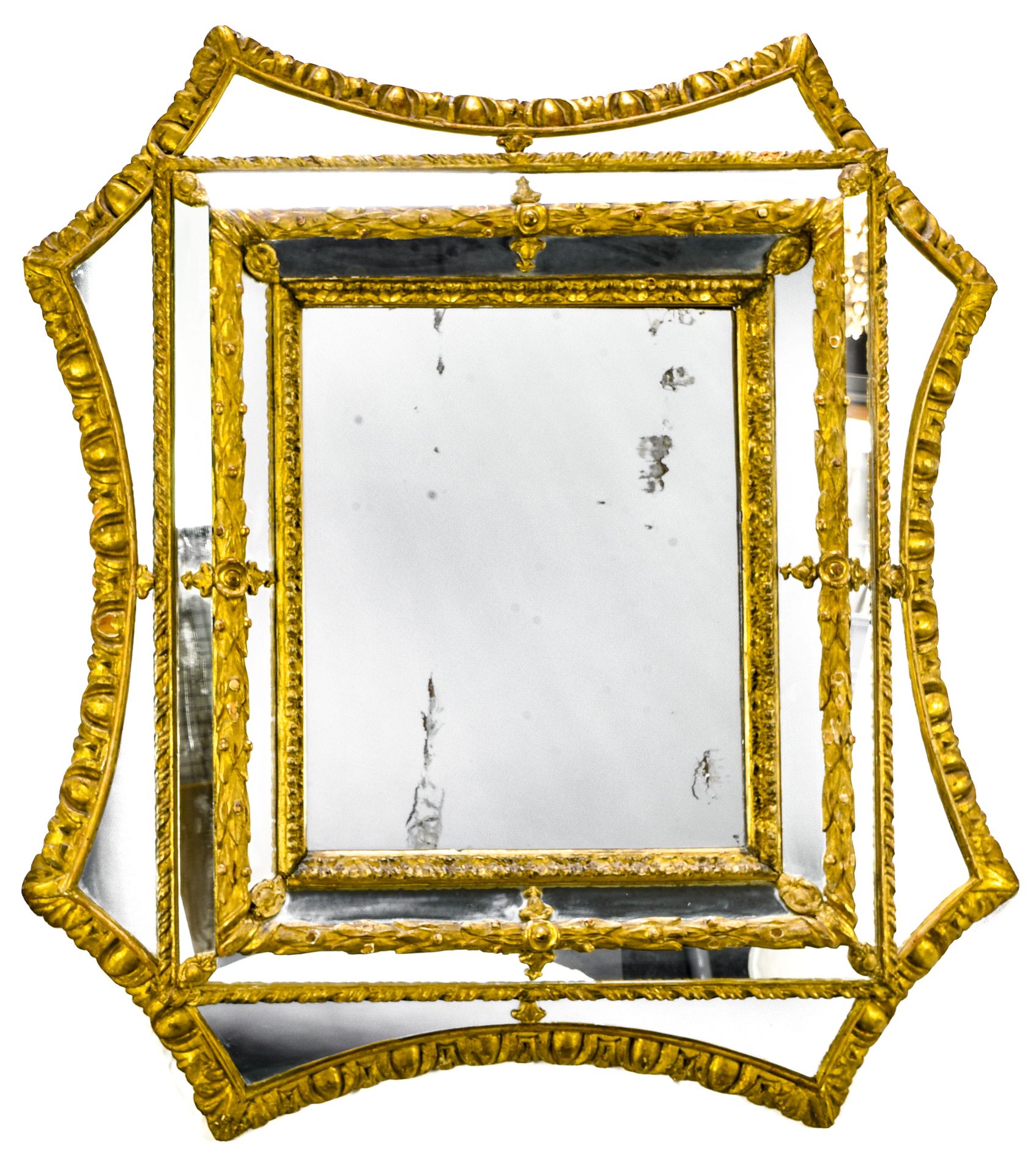 Null D'ÉPOQUE XVIIIE

Rare miroir à parcloses de forme octogonale



en bois dor&hellip;