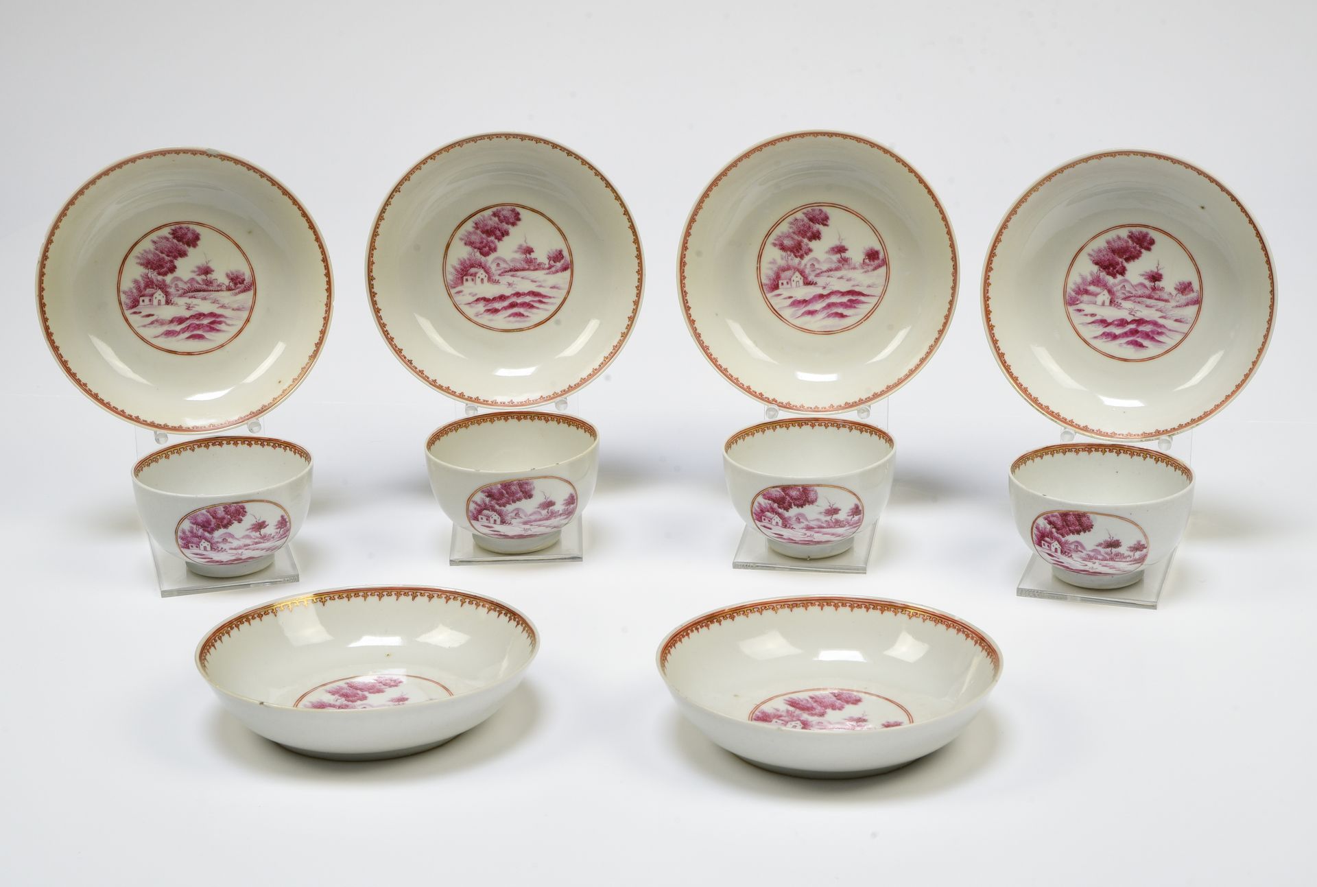 Null 中国，印度公司--乾隆时期（1736-1795）。

套装包括四个杯子和六个展示架



瓷器中用粉色珐琅彩装饰的欧洲风景。边缘装饰有金色搪瓷矛头的楣&hellip;