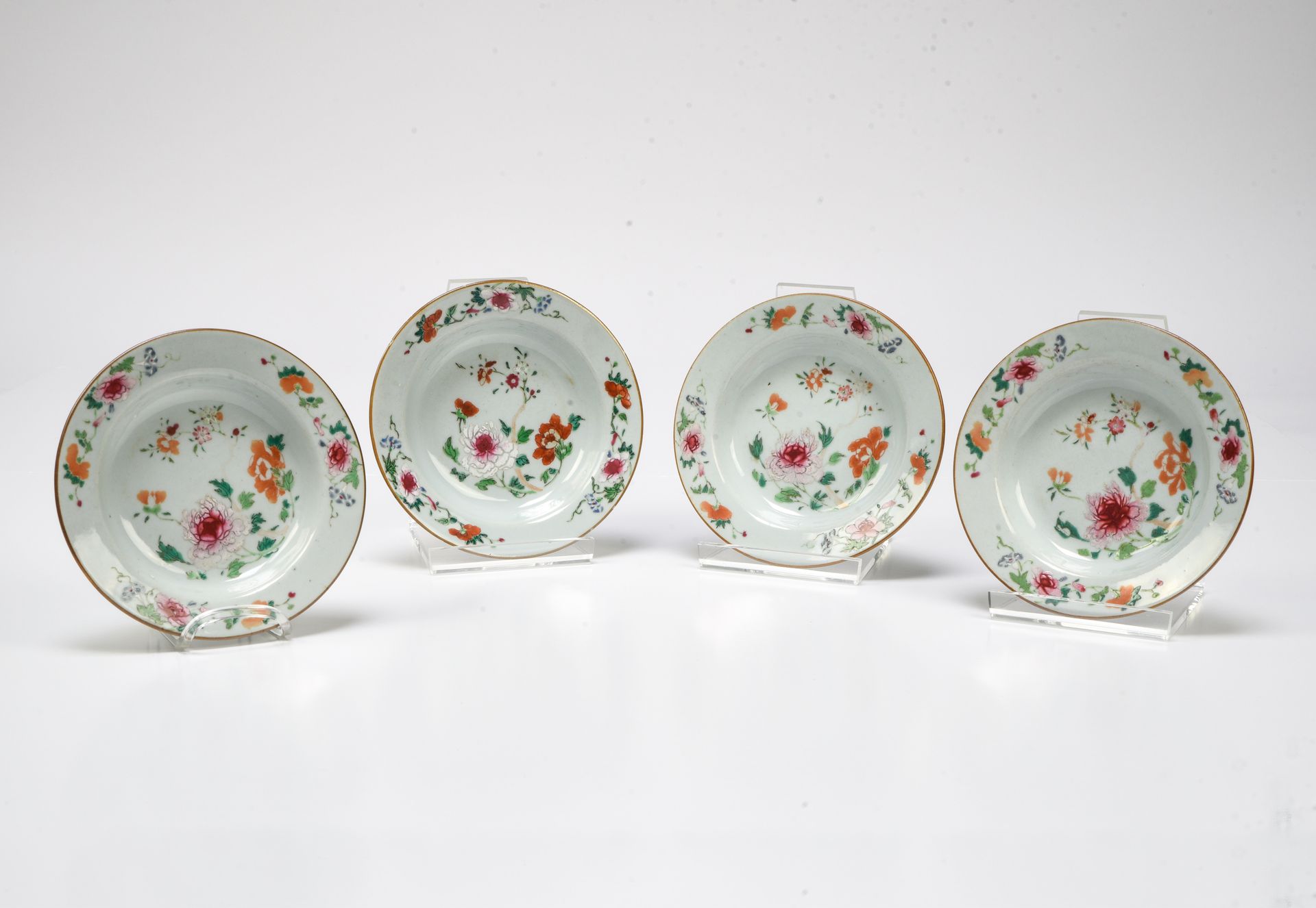 Null 中国，印度公司--乾隆时期（1736-1795）。

一套四个杯子



瓷器以Famille Rose珐琅彩装饰，中间和侧面有牡丹花。



专家：&hellip;