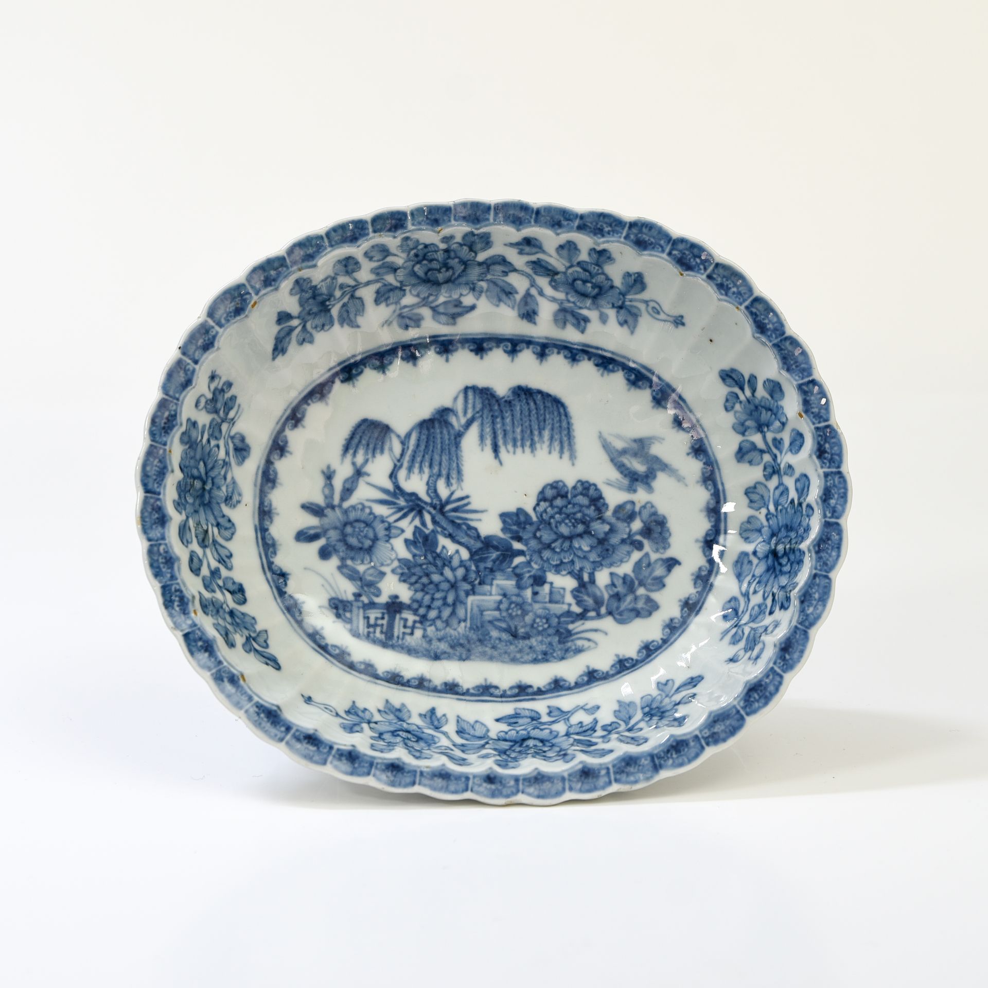 Null 中国，印度公司--乾隆时期（1736-1795）。

椭圆形和多叶形的碗



瓷器上用蓝色釉下彩装饰有牡丹和垂柳的岩石，秋季装饰有四枝牡丹和矛头的中&hellip;
