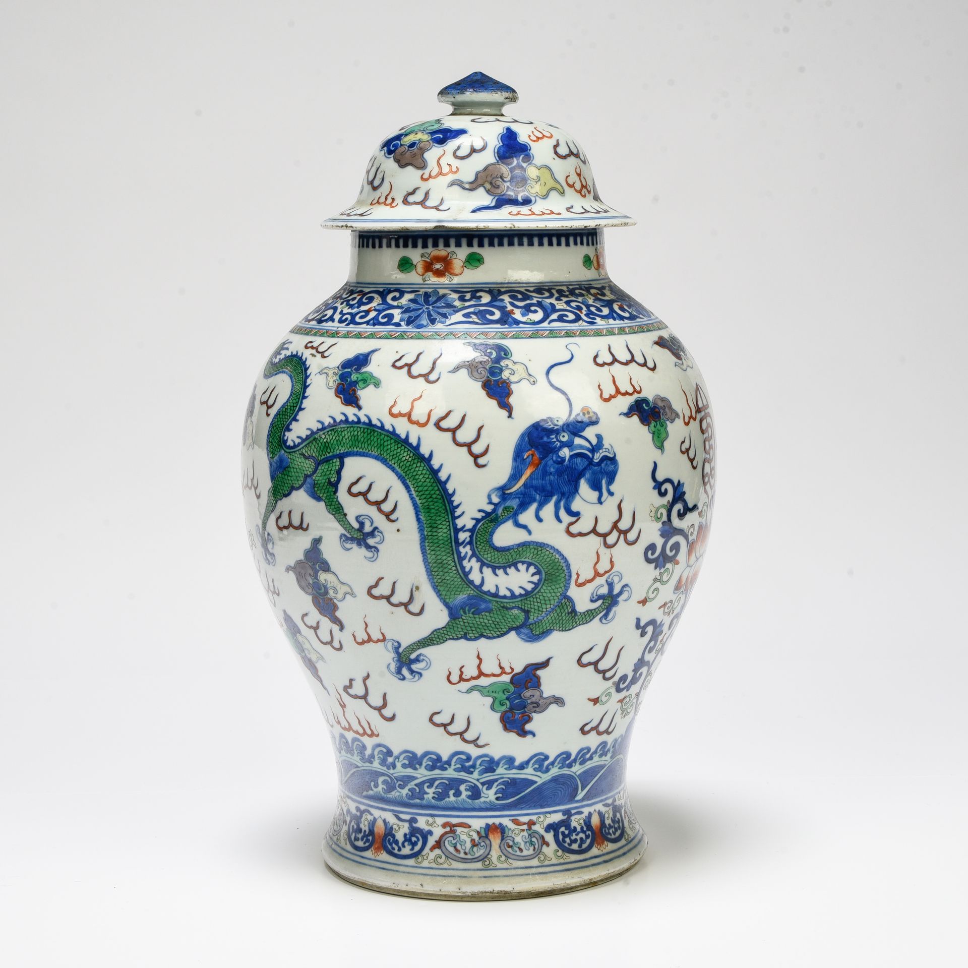 Null 中国--19世纪

栏杆花瓶



瓷器上有釉里红和多色珐琅彩的装饰，云中有两条龙，发泡的波浪上有造型的 "寿 "字。肩部装饰有叶子中的莲花图案的楣板&hellip;