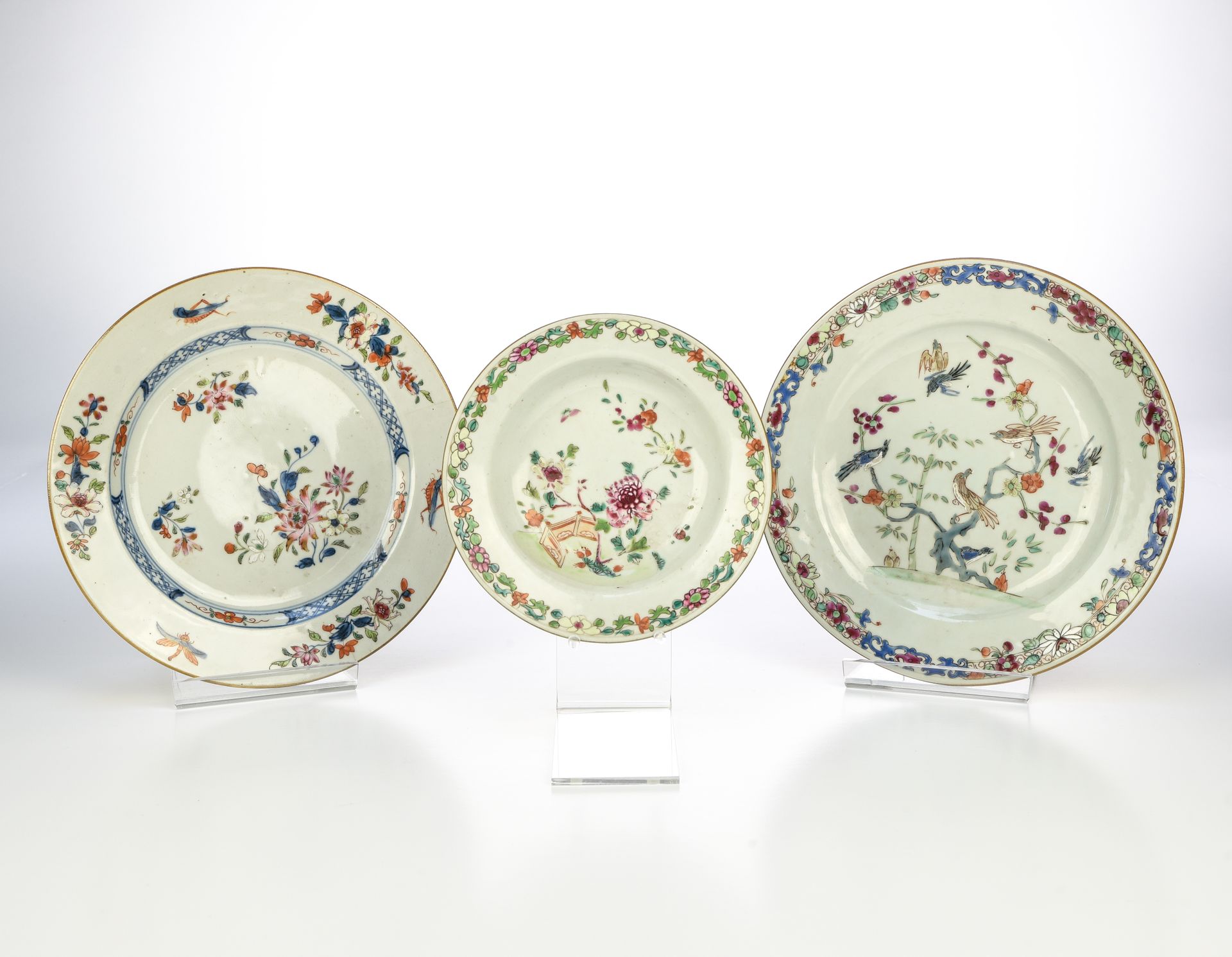 Null 中国，印度公司--乾隆时期（1736-1795）。

两个盘子和一个碟子



珐琅彩瓷器上有盛开的梅树枝头上的鸟，牡丹花中的昆虫和开花的牡丹花丘。
&hellip;