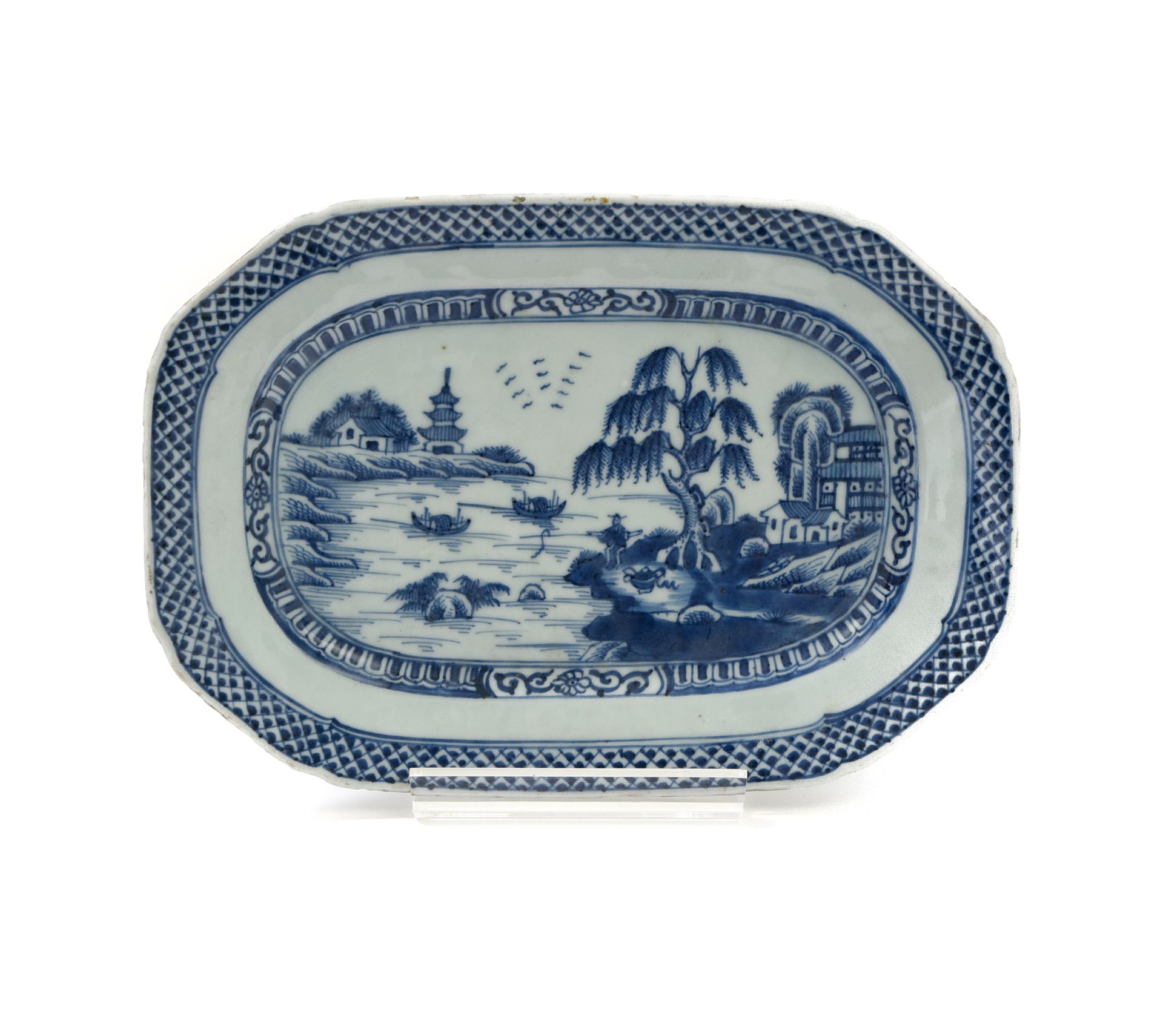 Null 中国，印度公司--乾隆时期（1736-1795）。

椭圆盘



瓷盘以蓝色釉下彩装饰，中间是垂柳下的渔夫，翅膀上装饰有鱼鳞的楣。



专家：Ca&hellip;