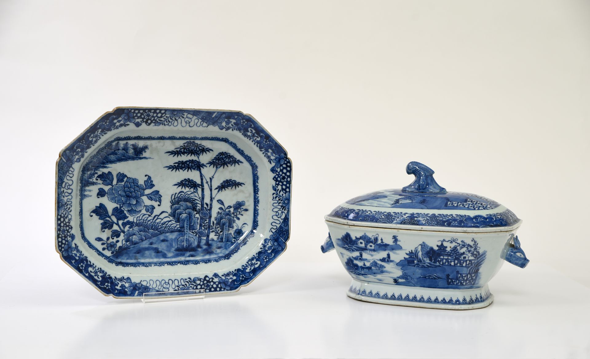 Null 中国，印度公司--乾隆时期（1736-1795）。

长方形切边的汤杯和展示架



瓷器，釉下青花装饰的拉库斯特山水，边缘装饰有花和灵芝的楣，手柄为&hellip;
