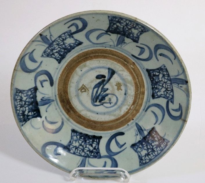 Null 中国，德胜残骸 - 19世纪初

盘子



瓷盘以蓝色釉下彩装饰的风格化的花朵。



专家：Cabinet Portier

裂缝 D : 29厘&hellip;