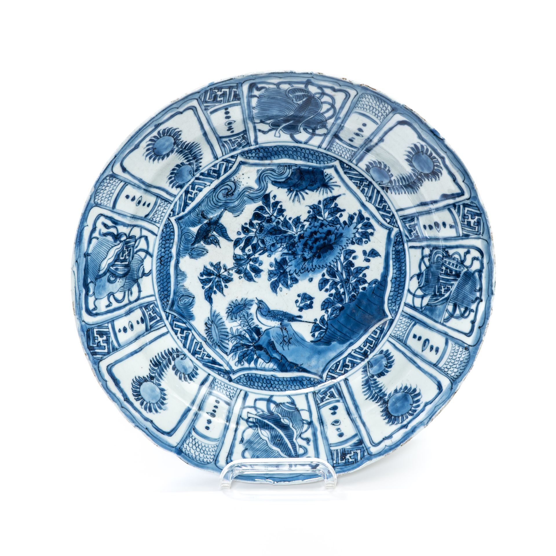 Null 中国 - 万历年间 (1573 - 1620)

空心菜



瓷盘中央用蓝色釉下彩装饰着一只盛开着牡丹的岩石上的鸟，翅膀上装饰着吉祥物和交替的向日葵&hellip;
