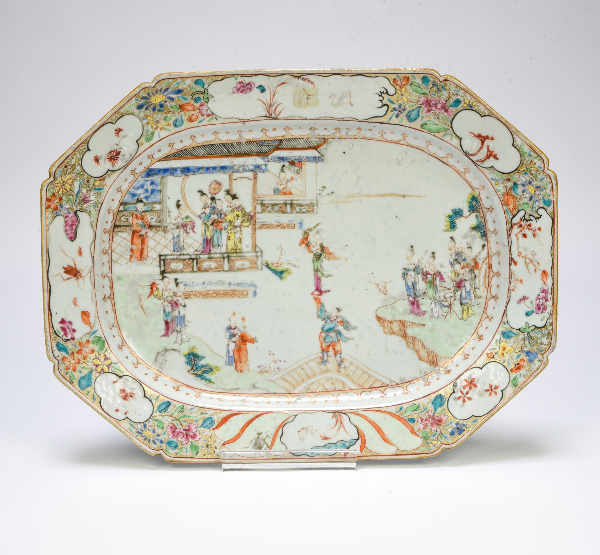 Null 中国，印度公司--乾隆晚期（1736-1795）。

长方形展示架，侧面有切口



瓷器上装饰有粉红色家族的多色珐琅和金质珐琅，是一个在宫殿里的政要&hellip;