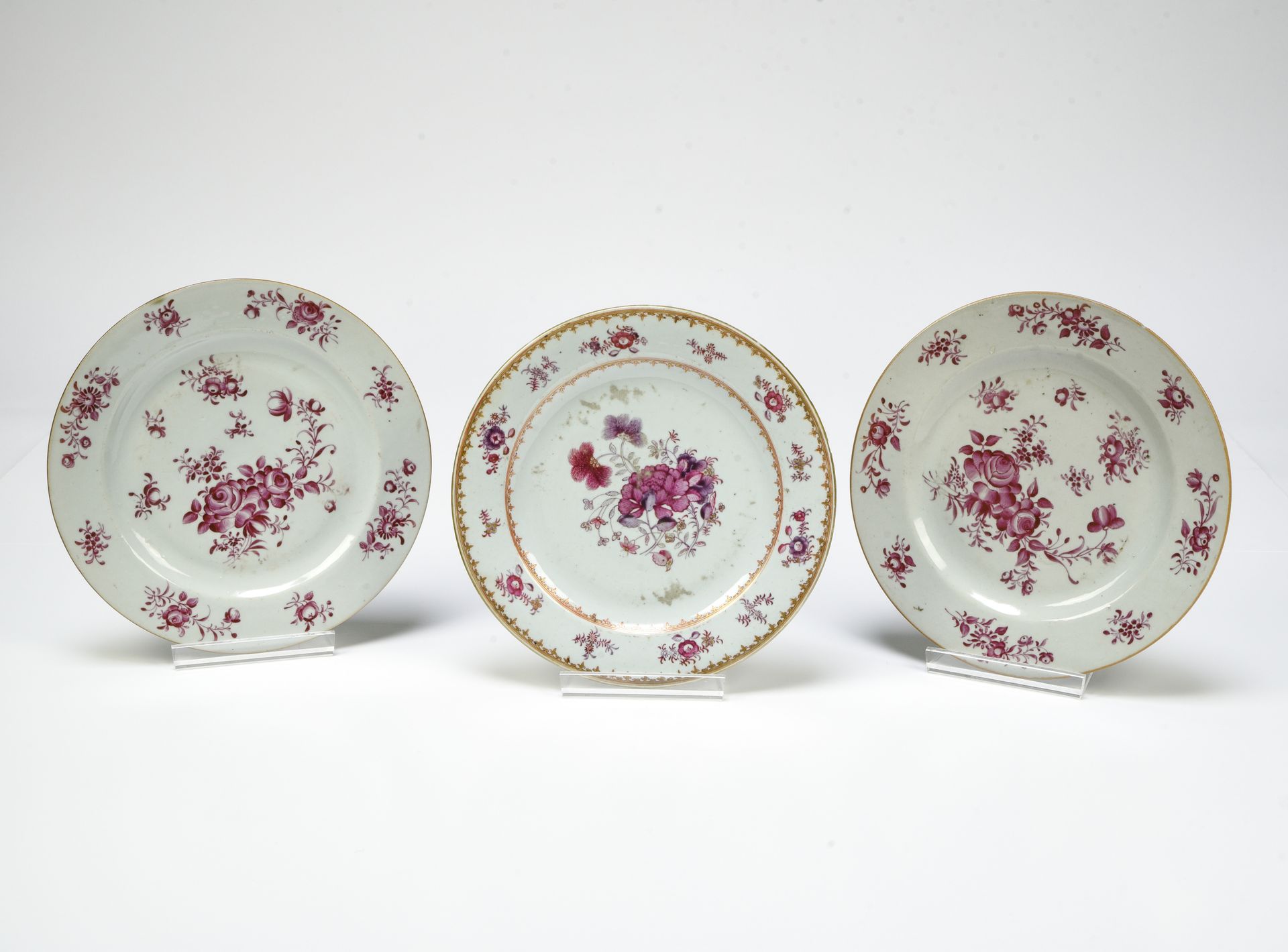 Null 中国，印度公司--乾隆时期（1736-1795）。

三个盘子，一对



瓷盘用粉色家族的多色珐琅彩装饰，叶子里有牡丹，一个盘子的边缘和落款处有矛头&hellip;
