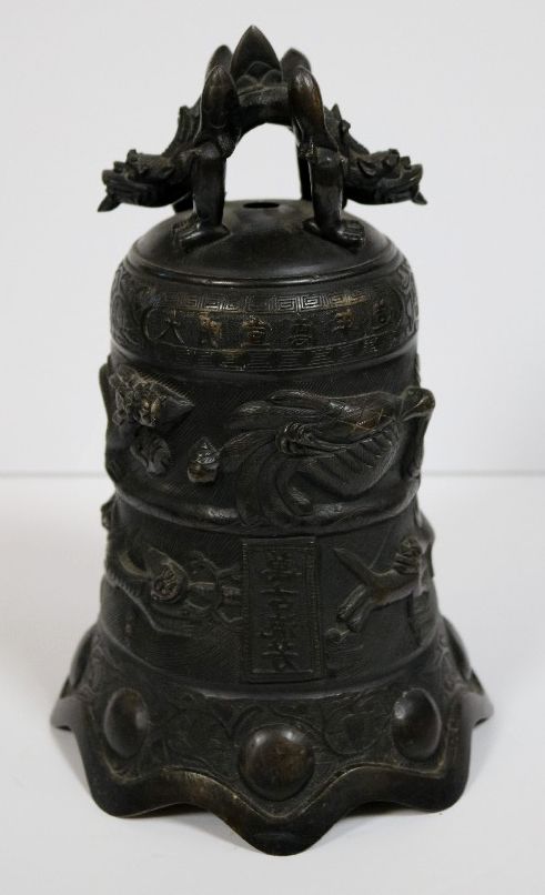 Null 中国--20世纪初

贝尔



铜钟，有棕色的铜锈，上层浮雕龙凤呈祥，背景是波浪，下层装饰神奇的动物，围绕着 "万有流芳 "的铭文，握把是两条龙背靠&hellip;