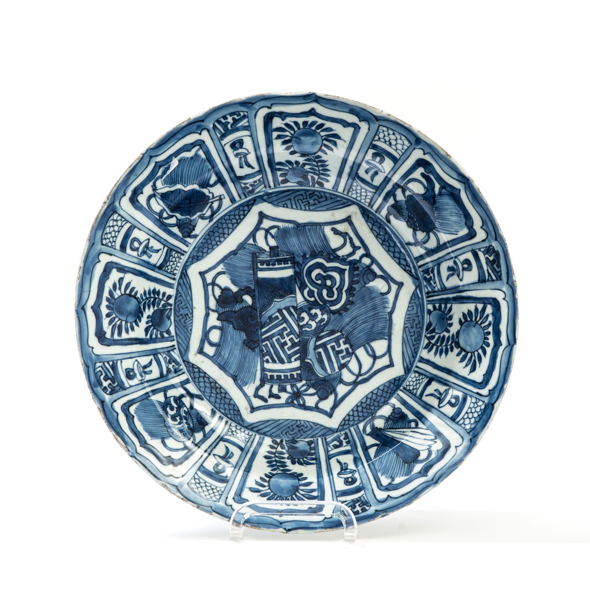 Null 中国 - 万历年间 (1573 - 1620)

盘子



瓷盘中央以釉下青花装饰卷轴和灵芝，两翼装饰有家具主题和桃子的叶子的储备装饰。



专家&hellip;