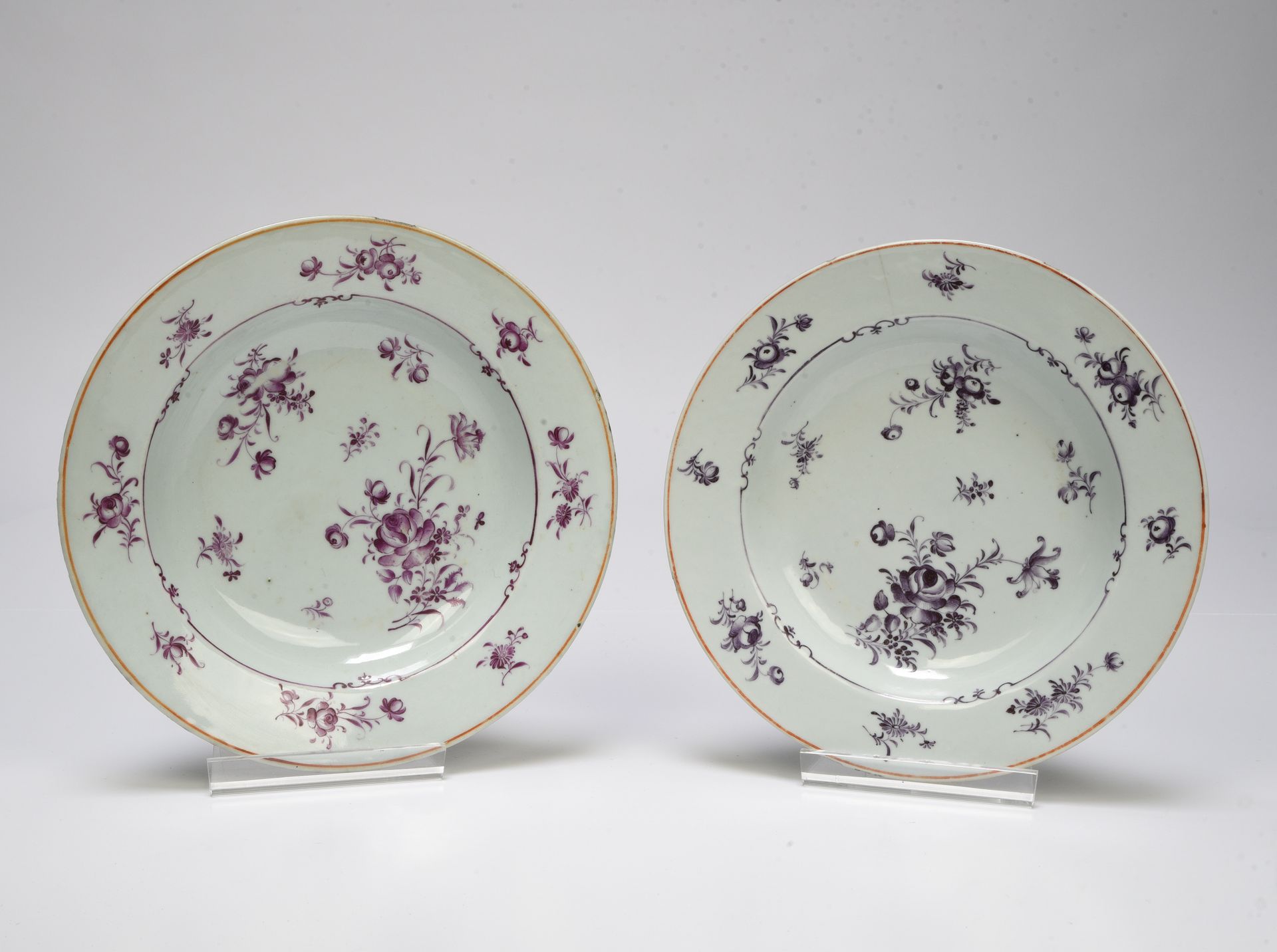 Null 中国，印度公司--乾隆时期（1736-1795）。

一对汤盘



瓷器上装饰有粉色系牡丹花束的多色珐琅彩，中心有花籽装饰的翅膀。



专家：Ca&hellip;