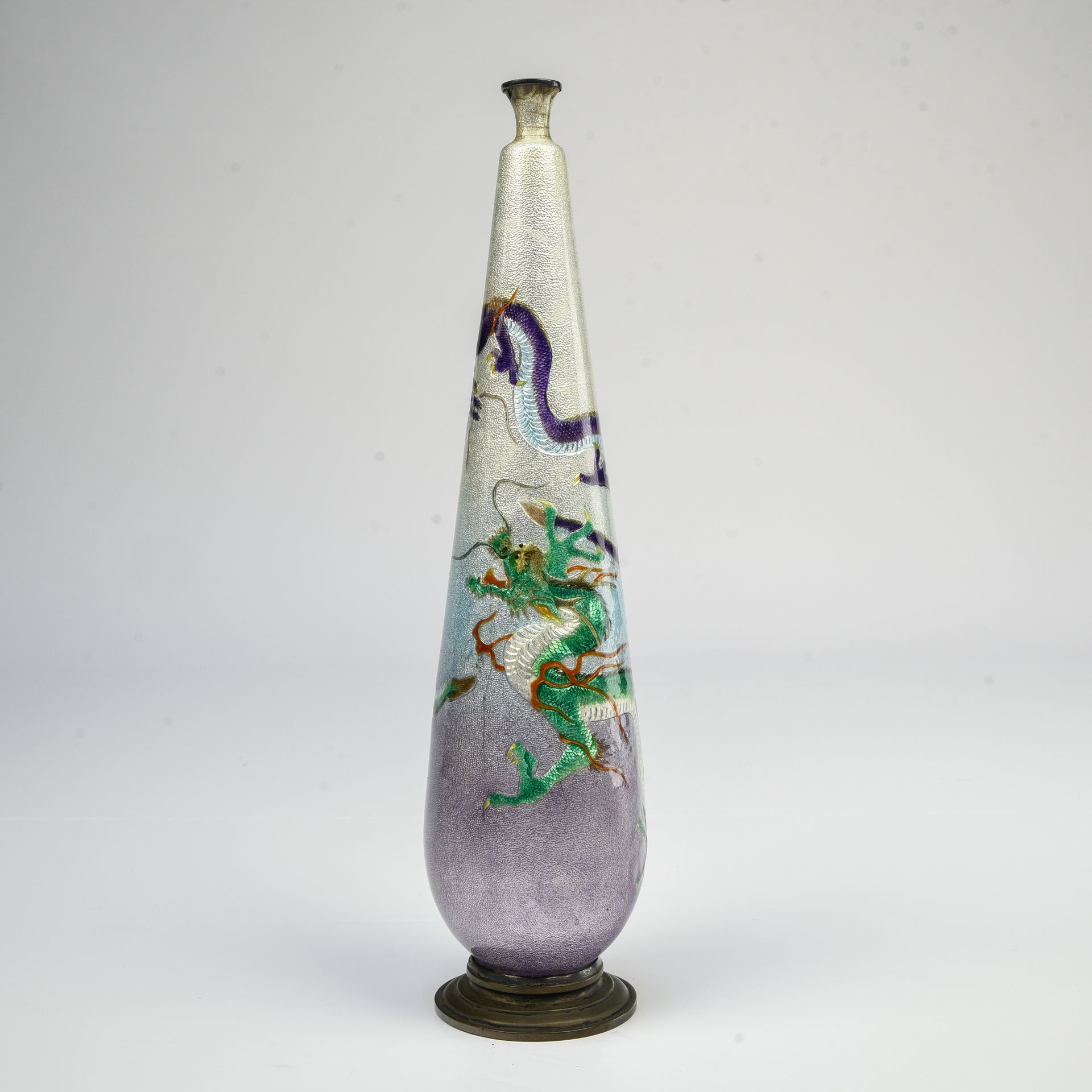Null 中国--20世纪初

茉莉花瓶



珐琅彩金属花瓶，其浮雕装饰是两条龙在锤击的背景上追逐圣洁的珍珠。



专家：Cabinet Portier

&hellip;