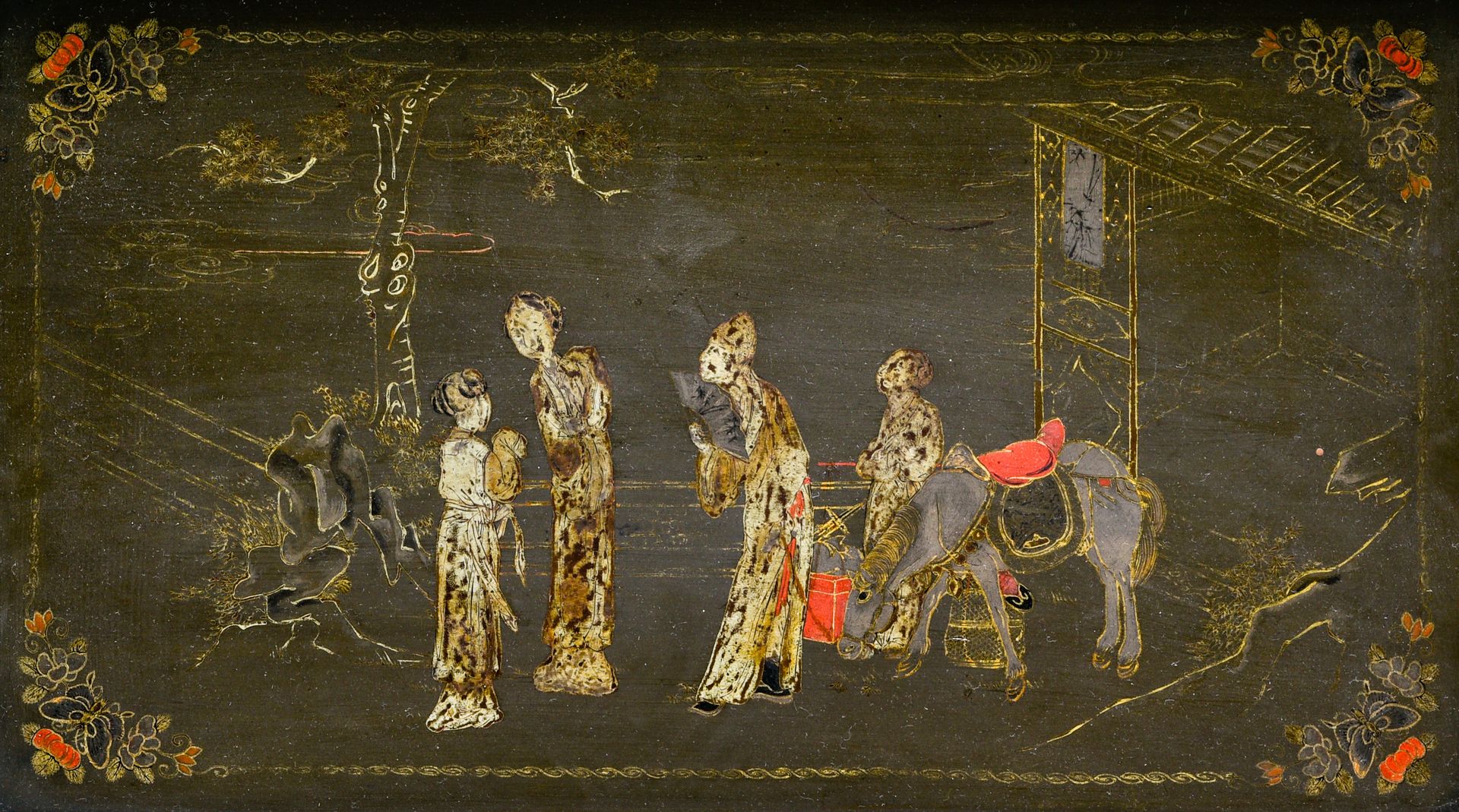 Null 中国，广东 - 约1900年

长方形托盘



棕色和金色的漆器，装饰着一对学者在仆人的陪同下和一匹马在房子前面。边框上装饰着蝴蝶和花环。



专&hellip;