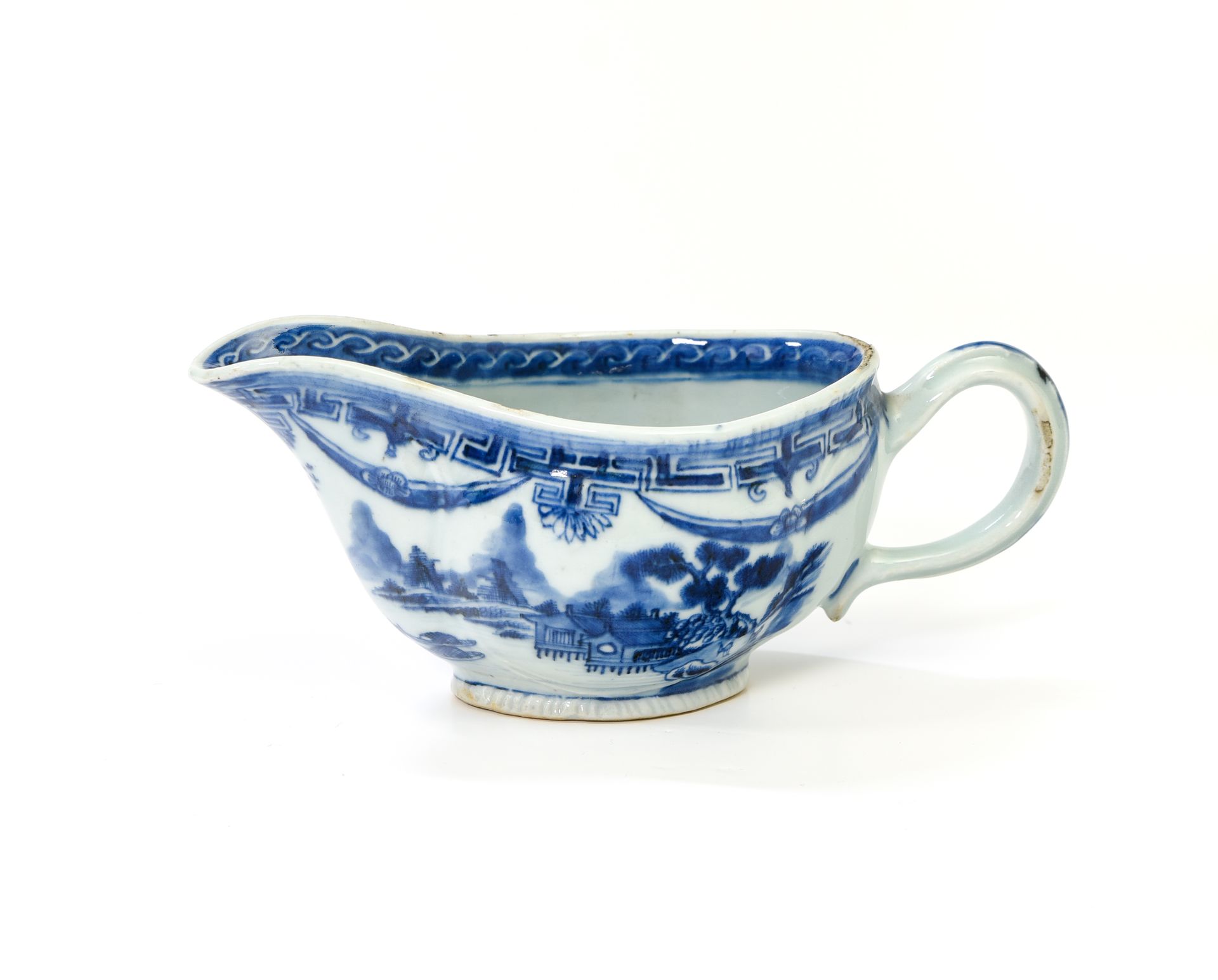 Null 中国，印度公司--乾隆时期（1736-1795）。

碟子



瓷器以蓝色釉下彩装饰湖泊和风景。



专家：Cabinet Portier

边缘&hellip;