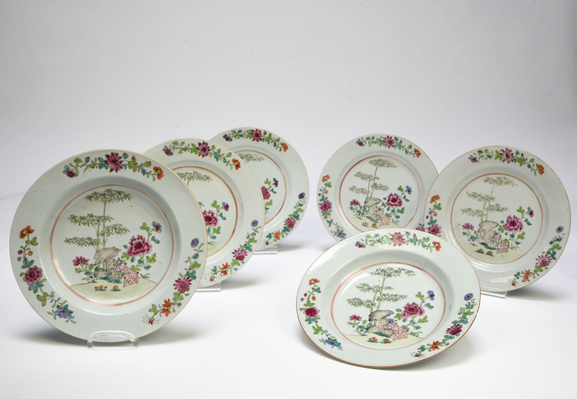 Null 中国，印度公司--乾隆时期（1736-1795）。

六个汤盘的套房



瓷器上装饰有粉红家族多色珐琅彩的竹子和牡丹花丘上的岩石，翅膀上装饰有三支莲&hellip;