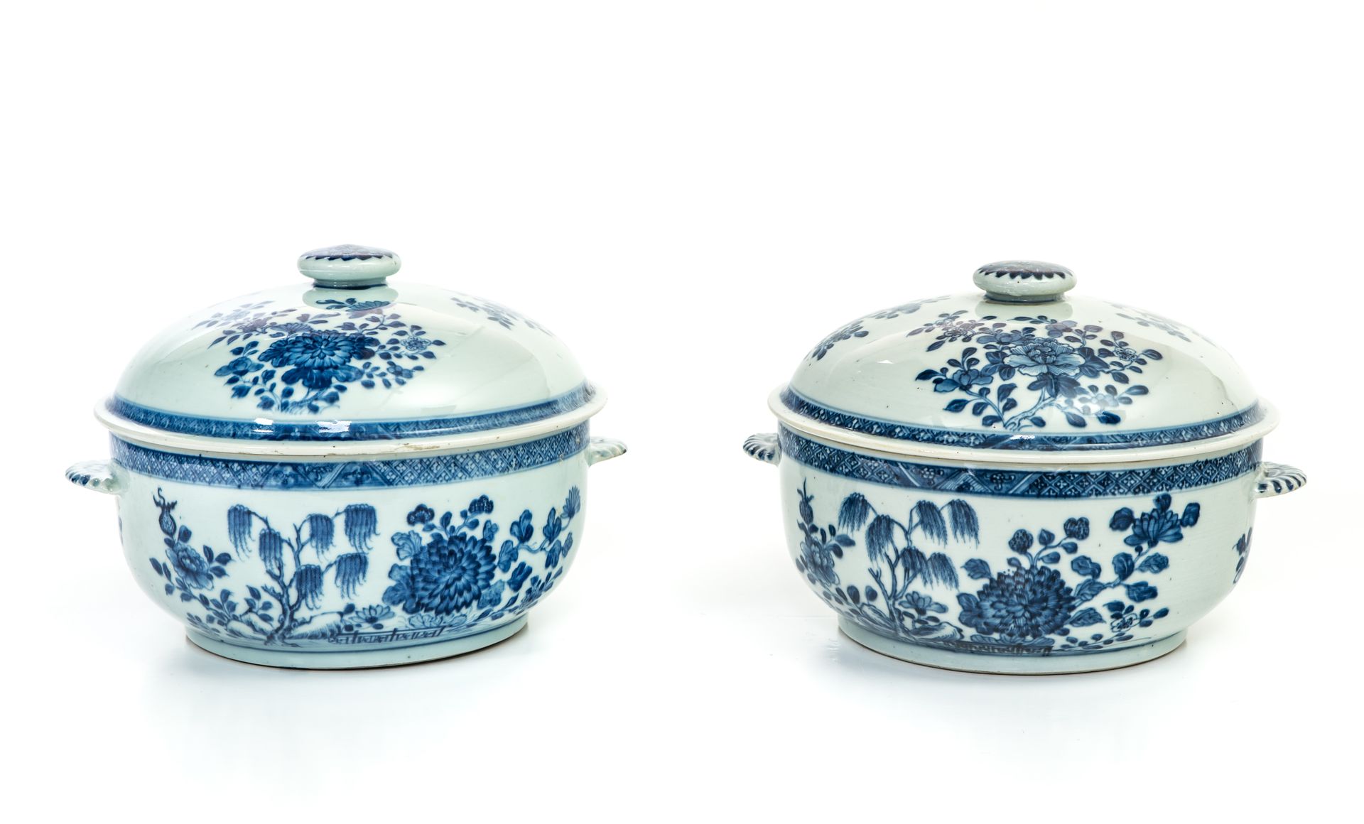 Null 中国，印度公司--乾隆时期（1736-1795）。

一对圆锥筒



瓷器中，盖子上用蓝色釉下彩装饰着三枝牡丹，器身装饰着垂柳和牡丹。边缘饰有十字架&hellip;