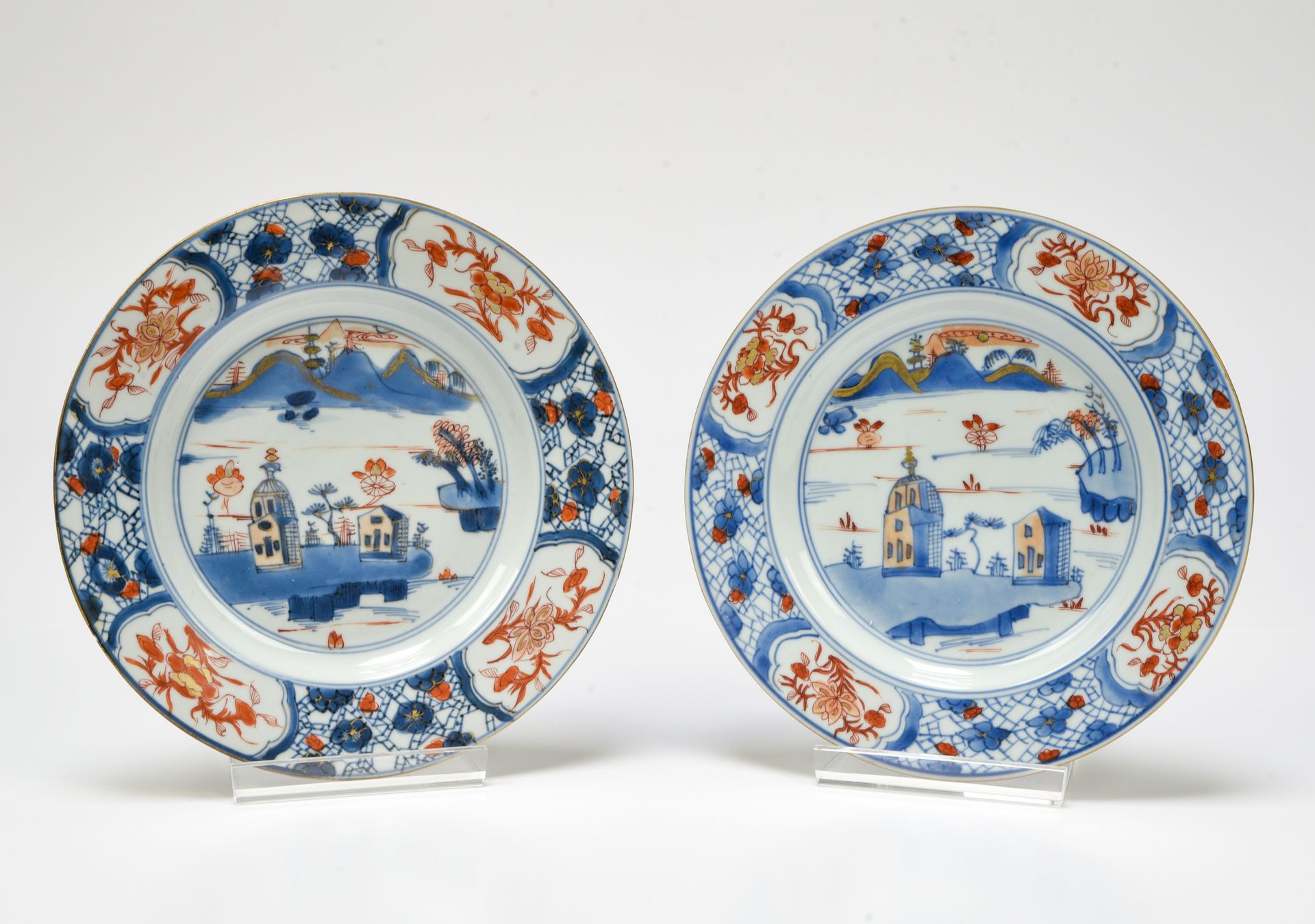 Null 中国，印度公司--康熙年间（1662-1722）。

一对盘子



瓷器中以蓝色釉下彩、铁红和金色珐琅彩 "伊玛瑞 "装饰，中心为欧洲风景，翼部以碎&hellip;