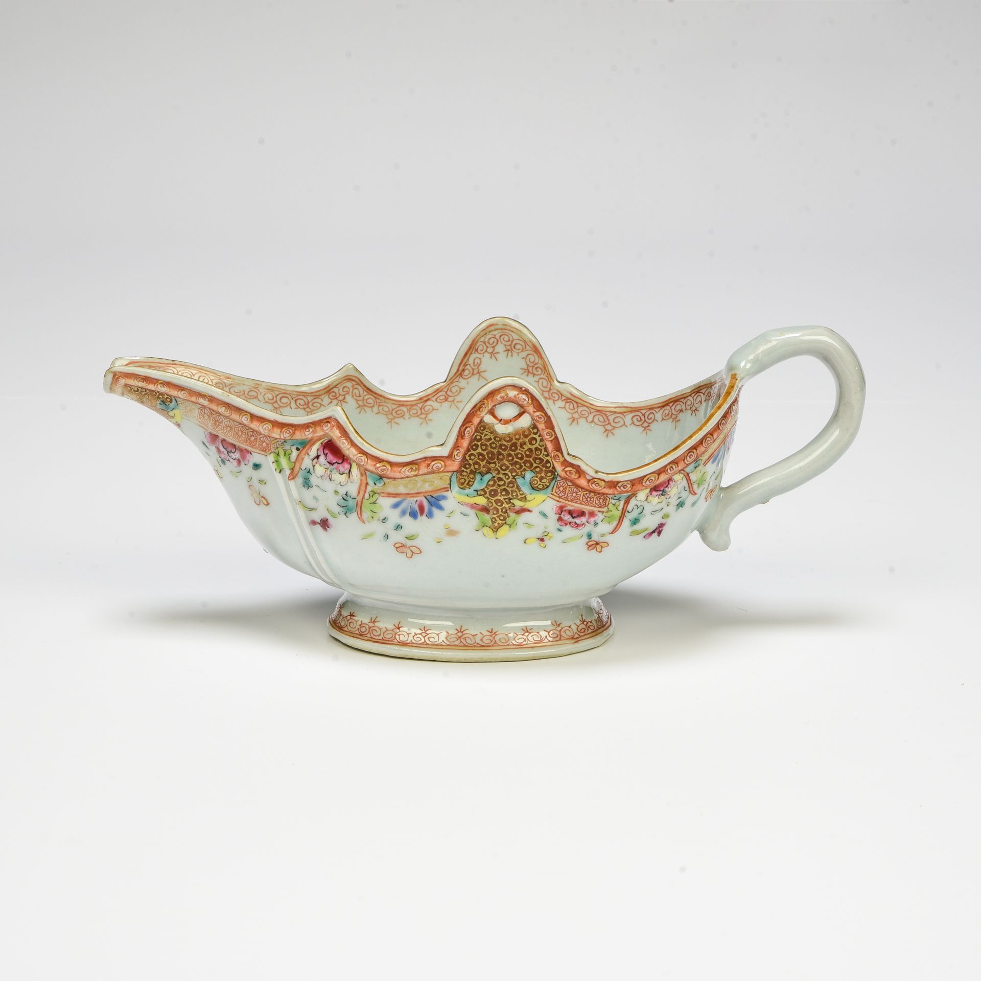 Null 中国，印度公司--乾隆时期（1736-1795）。

碟子



粉红色的珐琅彩瓷器，外面是花和螺旋形的浮雕，里面是穿有牡丹花的岩石上的鸟。



专&hellip;
