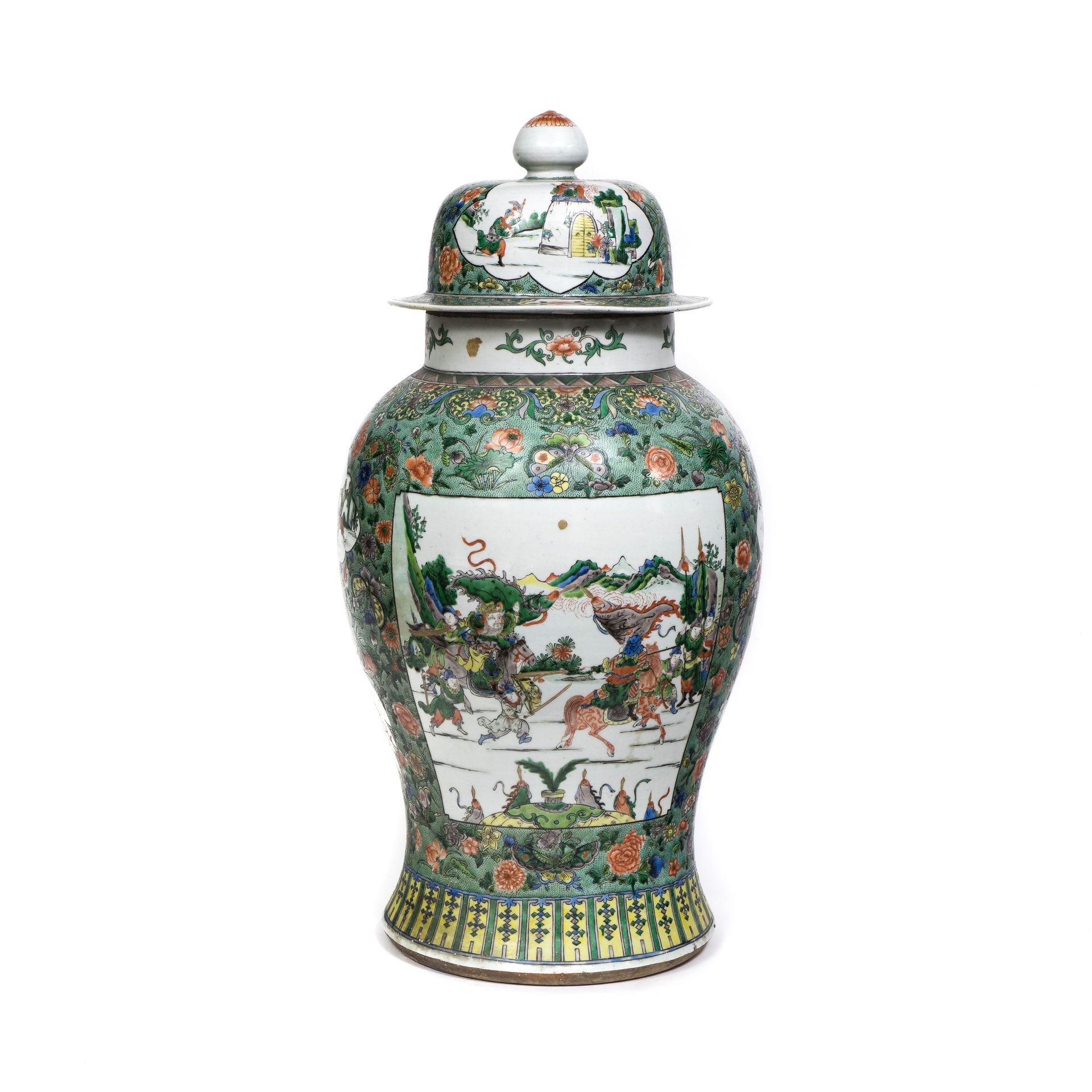 Null 中国--19世纪

重要的花瓶



一个重要的瓷器花瓶，以多色珐琅彩装饰的绿色家族风格，两个方形的储备装饰有两个奔跑的骑兵伴随着他们的士兵，与四个叶&hellip;
