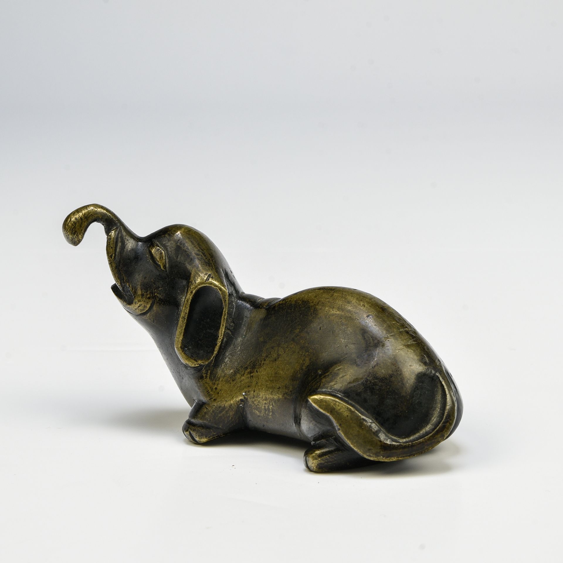 Null 中国 - 约1900年

小象



棕色铜锈，躺着，头和躯干抬起。



专家：Cabinet Portier

 高：6厘米 长：10厘米