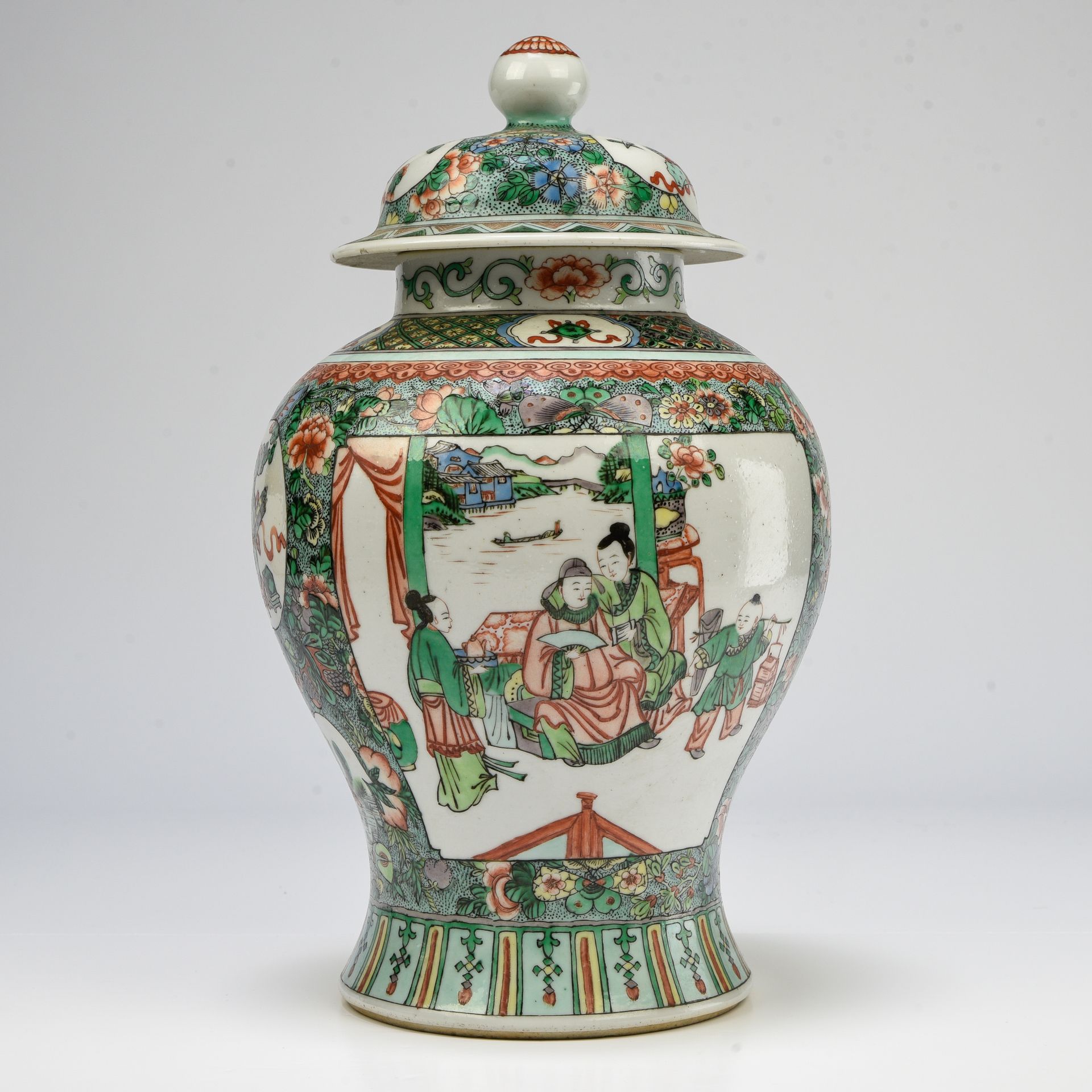 Null 中国--20世纪初

有盖花瓶



瓷器以多色珐琅彩装饰，在蝴蝶和花朵的背景上，有政要在仆人和孩子的陪同下进行装饰。



专家：Cabinet P&hellip;