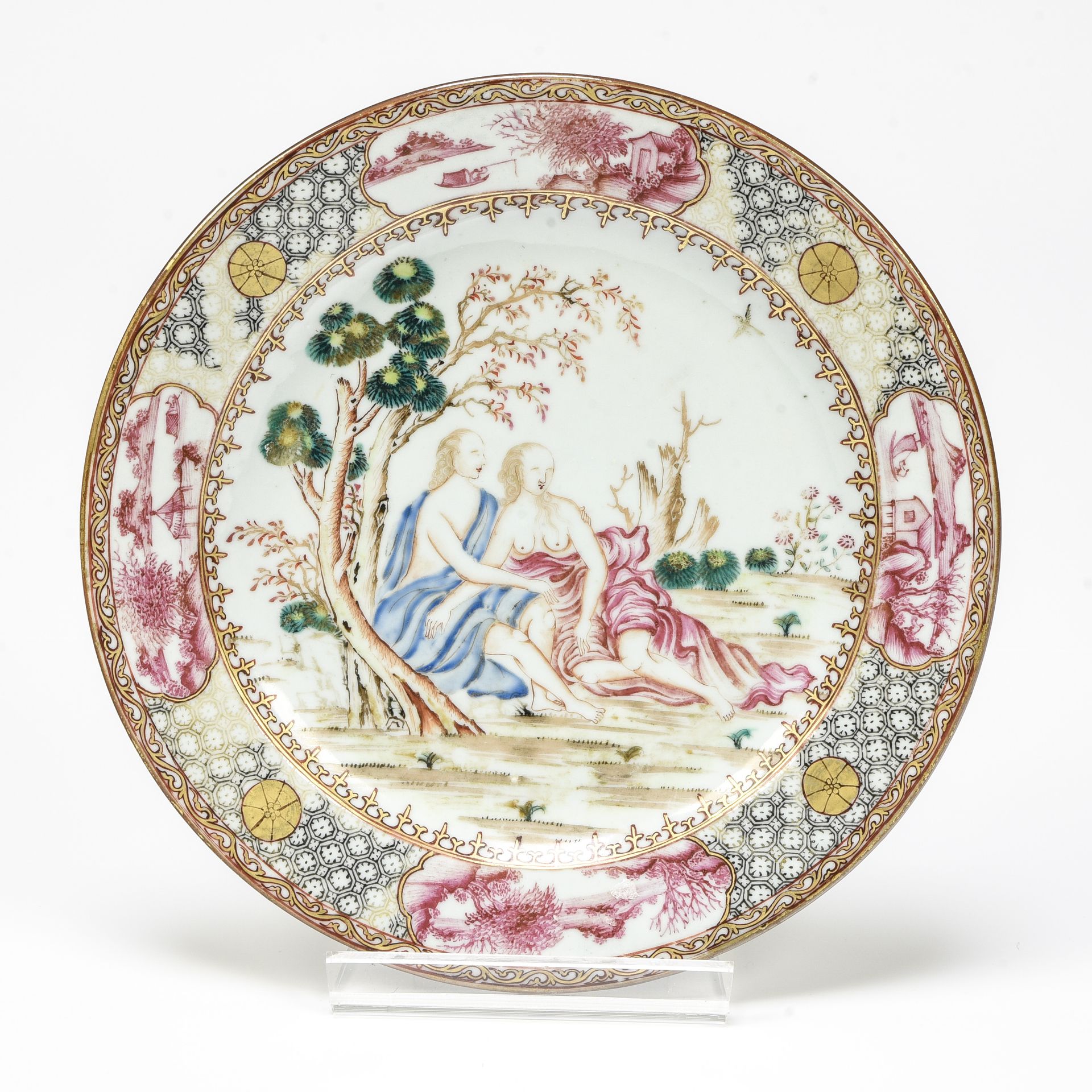 Null 中国，印度公司--乾隆时期（1736-1795）。

碟子



瓷盘以粉色家族的多色珐琅彩装饰，中间是巴黎的判决，翼部以粉色珐琅彩和灰泥装饰，在蜂窝&hellip;