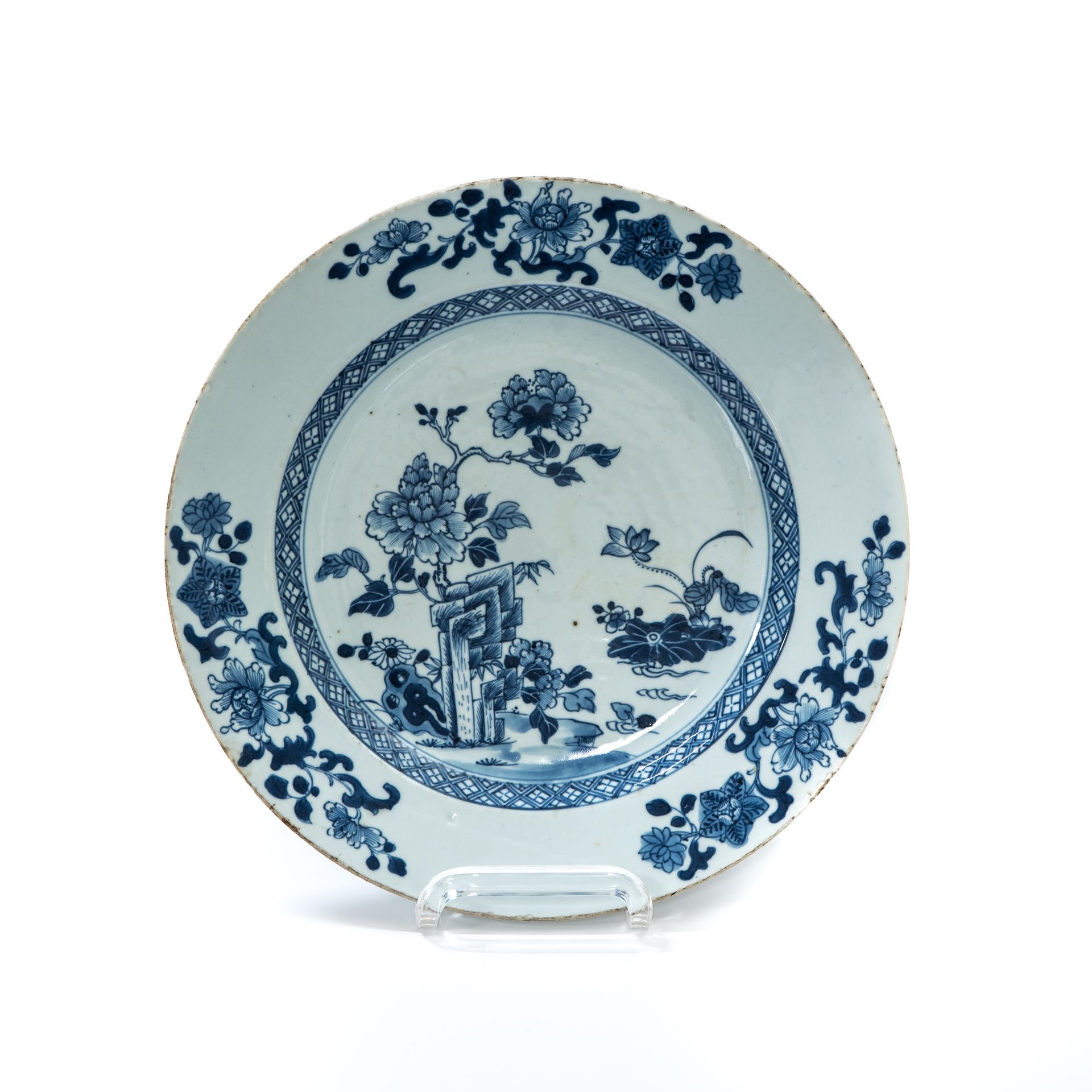 Null 中国，印度公司--乾隆时期（1736-1795）。

盘子



瓷盘以蓝色釉下彩装饰的岩石，莲花池边盛开的牡丹。翅膀上装饰着牡丹花枝，秋天有一个十字&hellip;