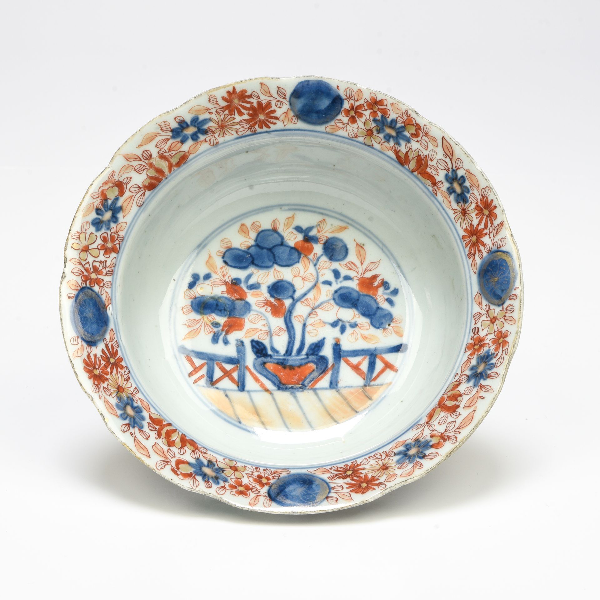 Null 中国，印度公司--康熙年间（1662-1722）。

碗，边缘呈喇叭状



瓷器以釉下蓝色、铁红色和金色珐琅彩装饰，称为 "伊万里"，中间是一个花瓶&hellip;