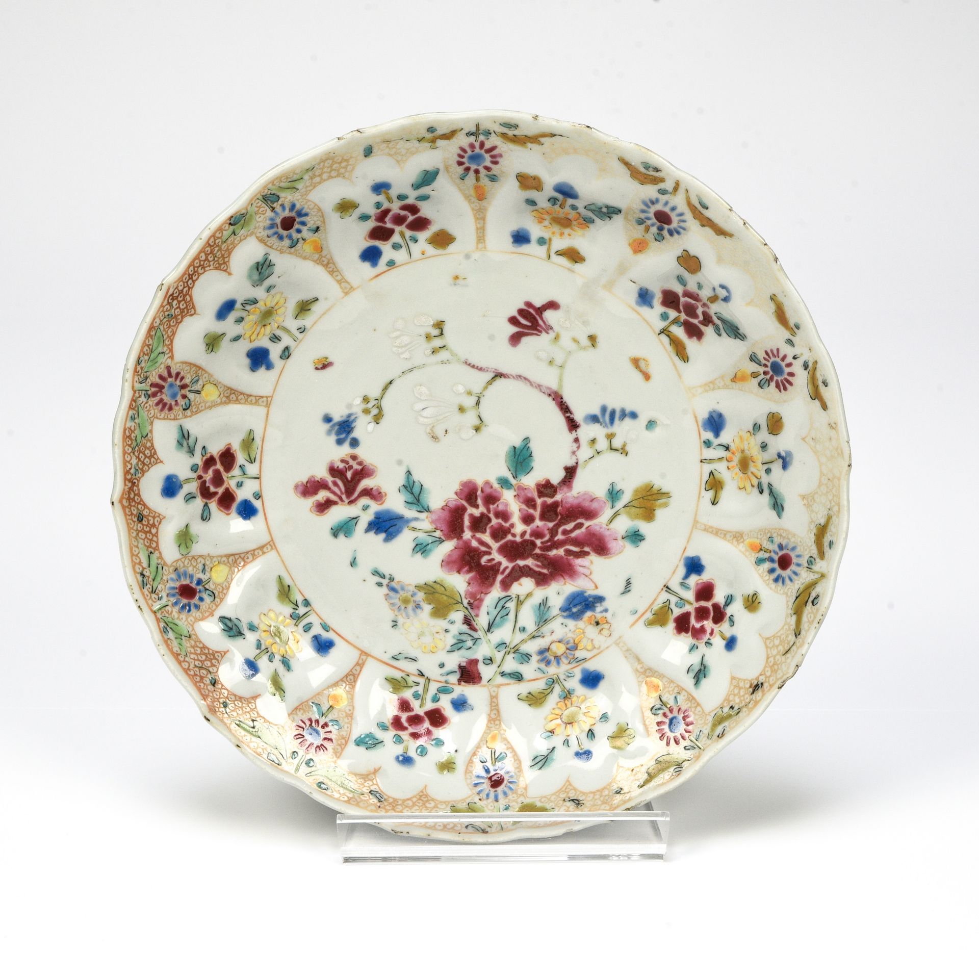 Null 中国，印度公司--雍正时期(1723 - 1735)

莲花花瓣的汤盘



中间是一枝牡丹，翅膀上装饰着荷花瓣。



专家：Cabinet Por&hellip;