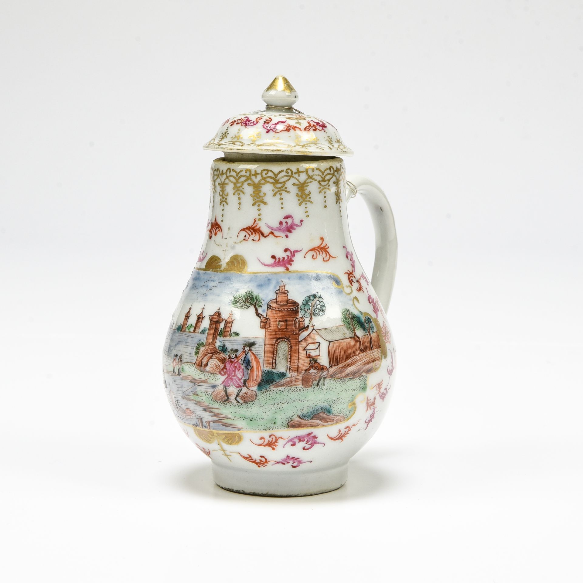 Null 中国，印度公司--乾隆时期（1736-1795）。

牛奶壶



瓷器上装饰有粉红色的储备家族的多色珐琅，装饰有荷兰风景，远处有一艘船，边缘装饰有花&hellip;