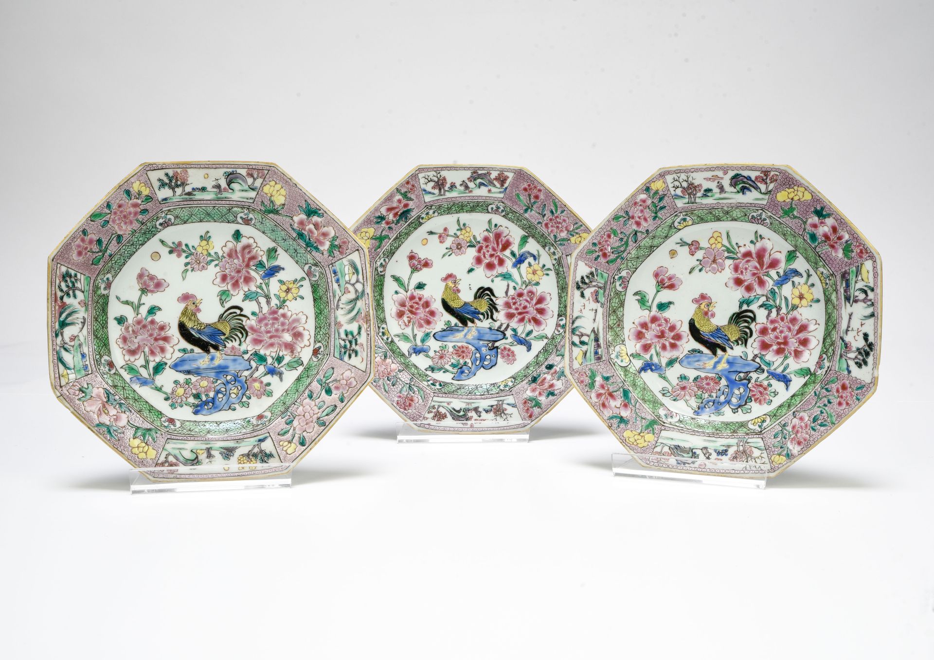 Null 中国，印度公司--雍正时期(1723 - 1735)

三块八角形板



珐琅彩瓷器，有一只公鸡在岩石上盛开的牡丹。翼楼在牡丹花的背景上装饰着四个学&hellip;