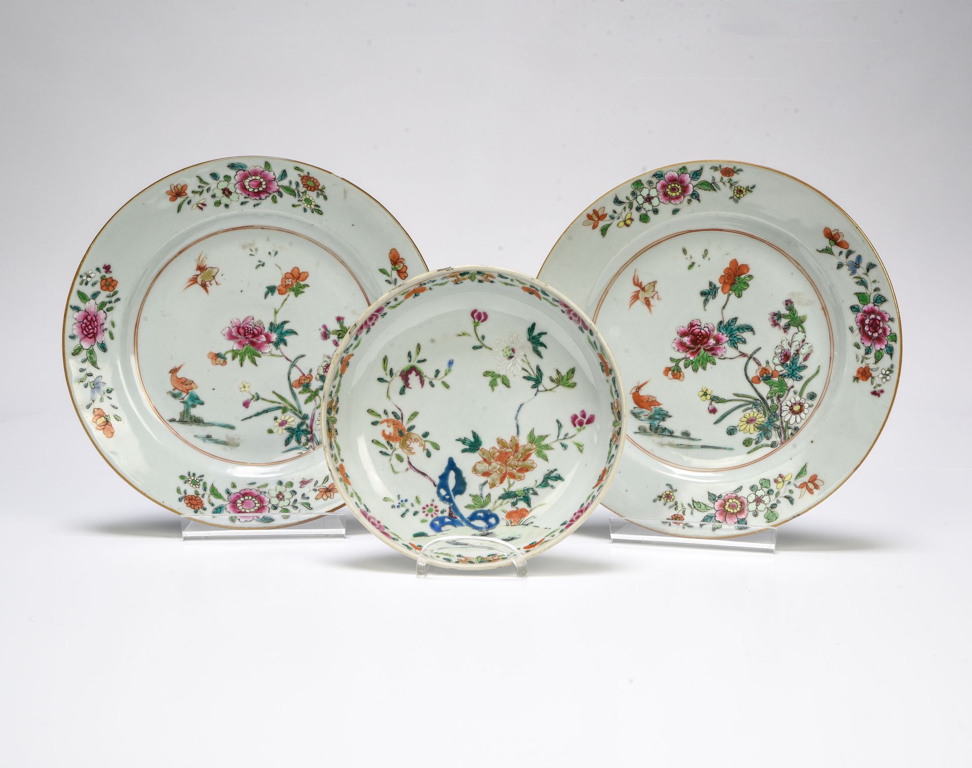 Null 中国，印度公司--乾隆时期（1736-1795）。

一对盘子



瓷器上用粉彩装饰，中间有一对翠鸟靠近牡丹，翼上有四朵牡丹装饰。直径23厘米。一个&hellip;
