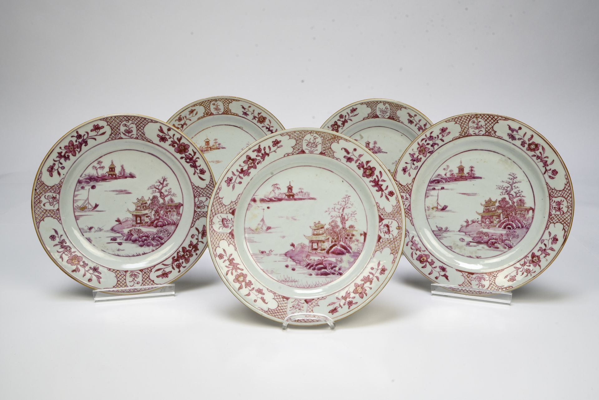 Null 中国，印度公司--乾隆时期（1736-1795）。

五块板的套房



瓷器上用粉色和金色珐琅彩装饰着一个临海的亭子，翅膀上装饰着四个储备牡丹，背景&hellip;