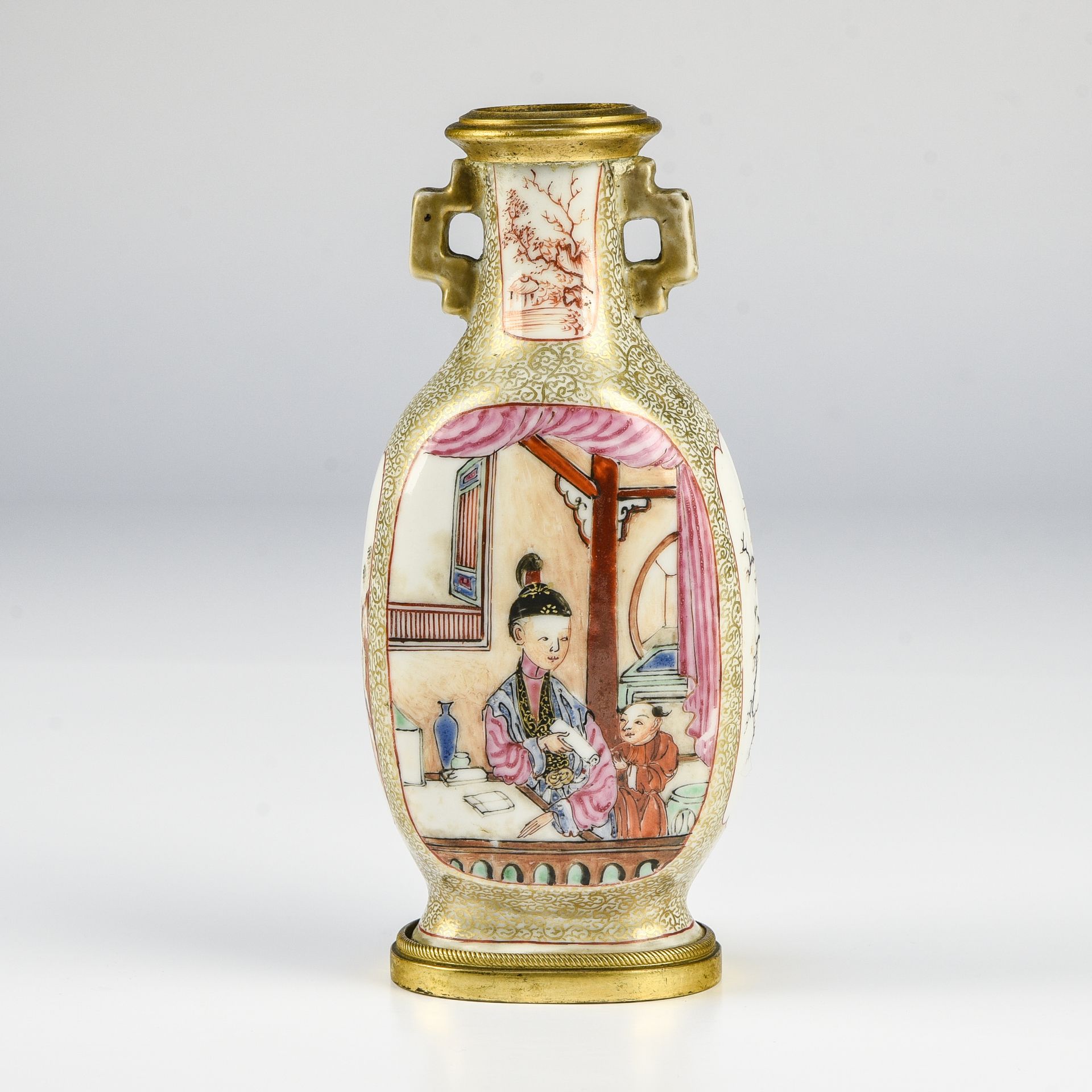 Null 中国，广东 - 乾隆晚期 (1736 - 1795)

小四边柱形花瓶



多彩珐琅彩瓷器，有 "鸳鸯 "装饰，一个年轻女子将卷轴交给仆人，一个年轻&hellip;