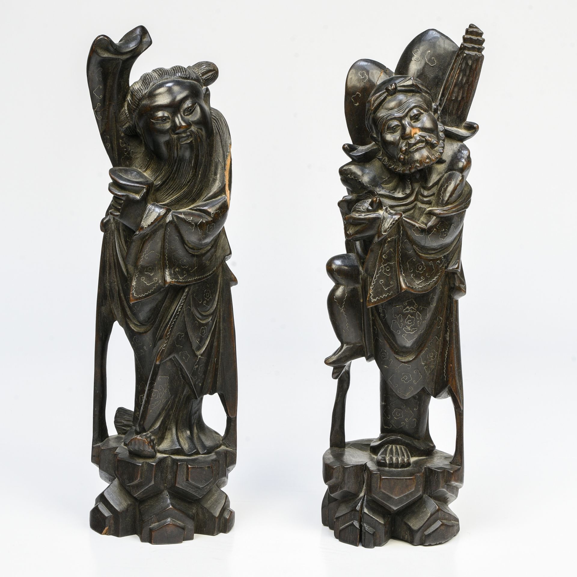 Null 中国--20世纪初

李铁拐和钱中利两尊神仙像



镶嵌着银线的木制雕像，站在一块岩石上。



专家：Cabinet Portier

事故 高：&hellip;