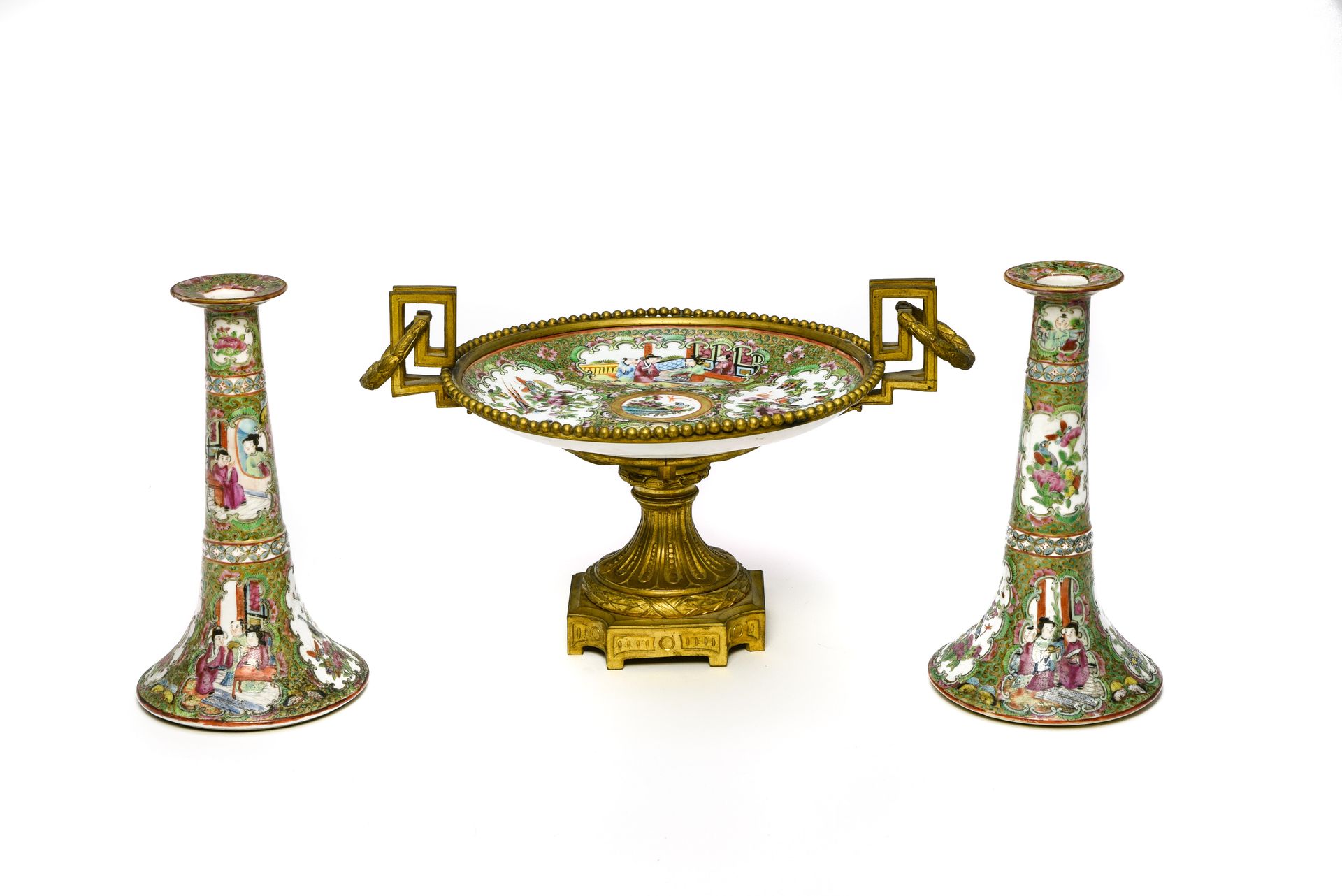 Null Pair of candlesticks and bowl on bronze stand

CHINA, CANTON - 19TH CENTURY&hellip;