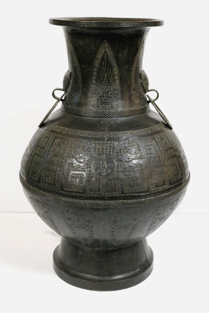 Null 中国--19世纪

胡 "形花瓶



棕色铜器，刻有由两个希腊人追赶圣珠形状的奇龙形成的饕餮面具的装饰，颈部和下部装饰有古蝉的楣，把手是饕餮面具的形&hellip;