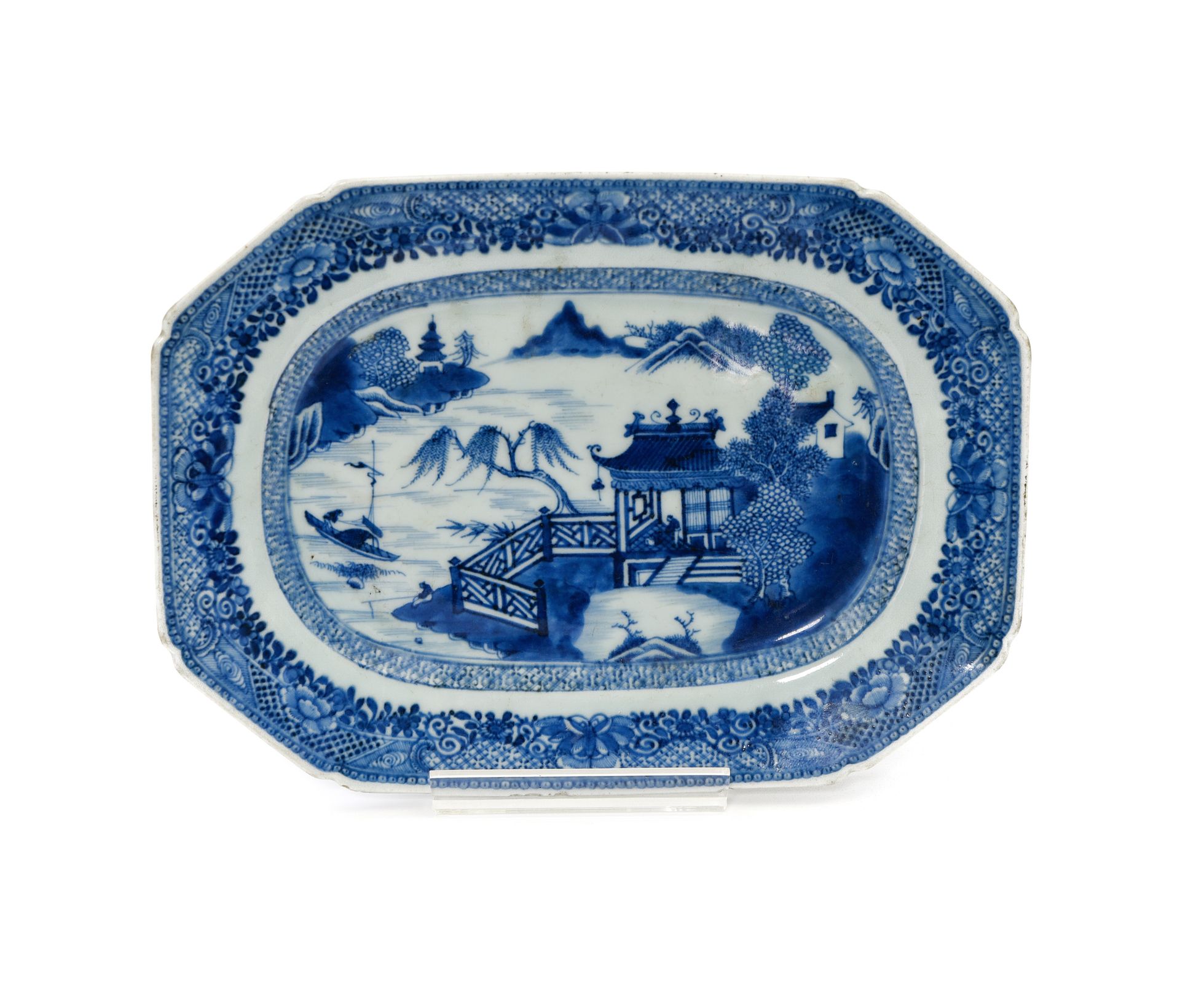 Null 中国，印度公司--乾隆时期（1736-1795）。

长方形展示架，侧面有切口



瓷器以蓝色釉下彩装饰，中央为湖泊景观，两翼饰以花卉和十字架。

&hellip;