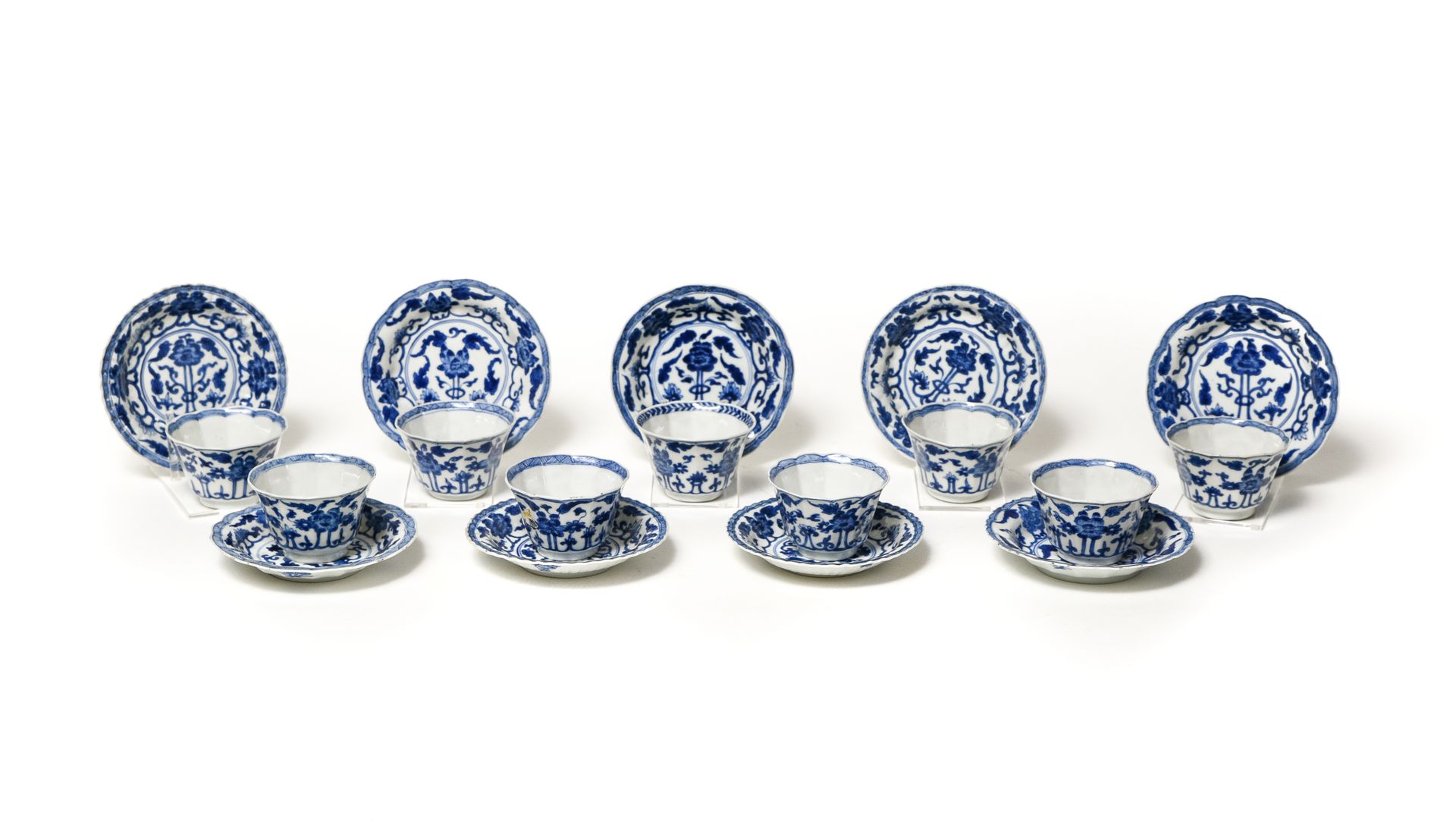 Null Set composed of 32 sorbet dishes and saucers

CHINA - 18TH CENTURY

Porcela&hellip;
