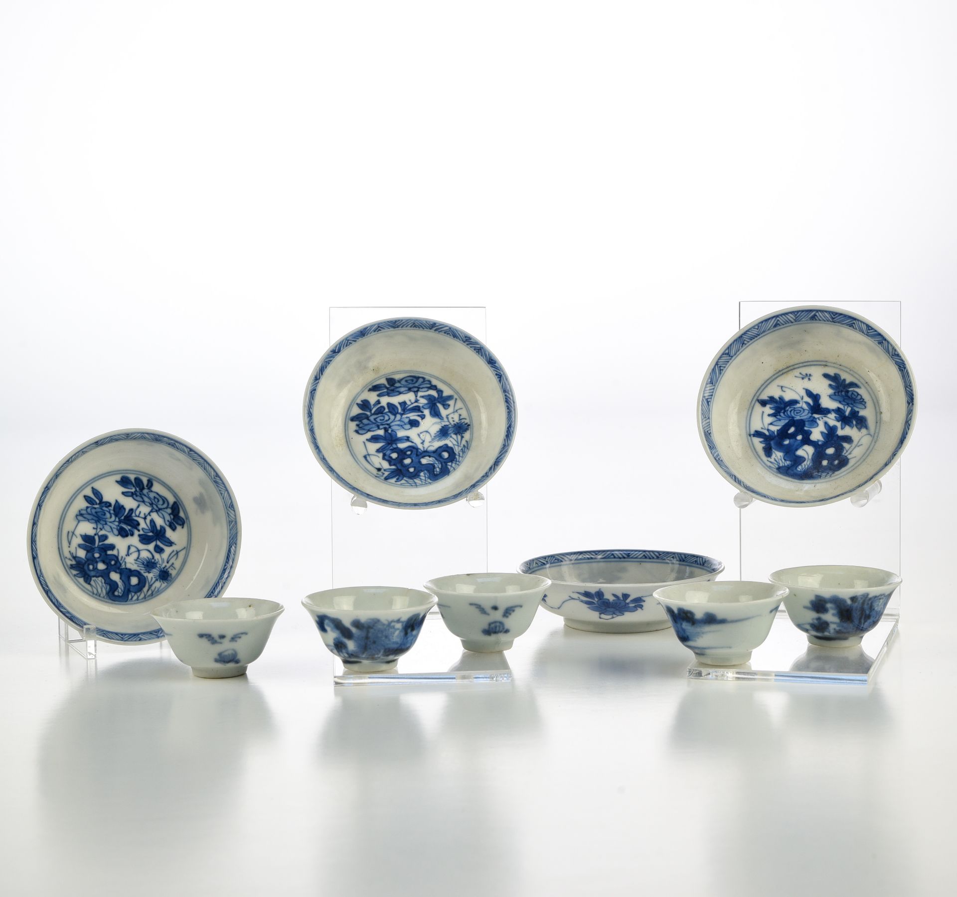 Null 中国--18和19世纪

一套五个小冰糕和四个碗



一套五件青花瓷山水小冰糕，四件青花瓷穿石和牡丹花装饰的杯子。在背面，有 "福"（幸福）的标记。&hellip;