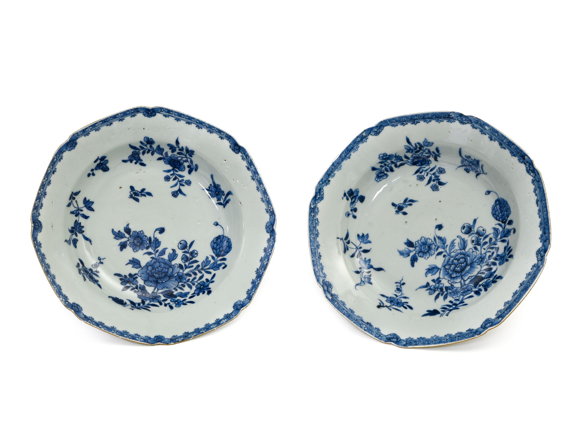 Null 中国，印度公司--乾隆时期（1736-1795）。

一对八角形和空心板



瓷器以蓝色釉下彩装饰，中间是牡丹花枝，两翼装饰有十字楣。



专家：&hellip;