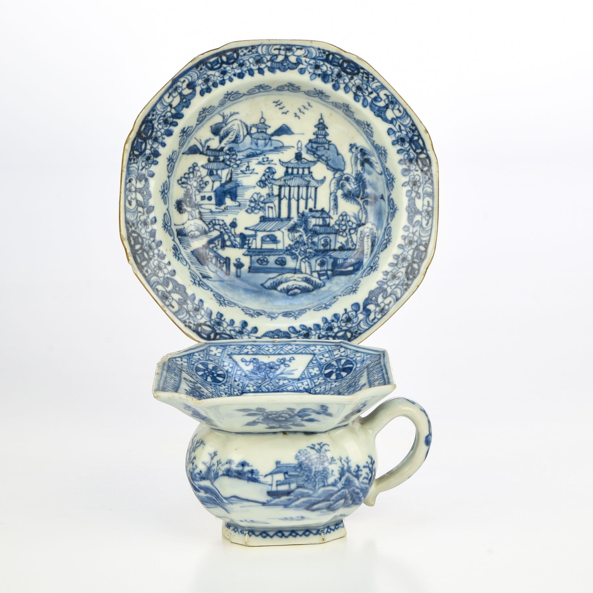 Null 中国 - 乾隆时期 (1736 - 1795)

小型痰盂



瓷器手柄上用蓝色釉下彩装饰着山水中的亭子和塔楼。边缘饰有格子背景上的四朵花储备。(边&hellip;