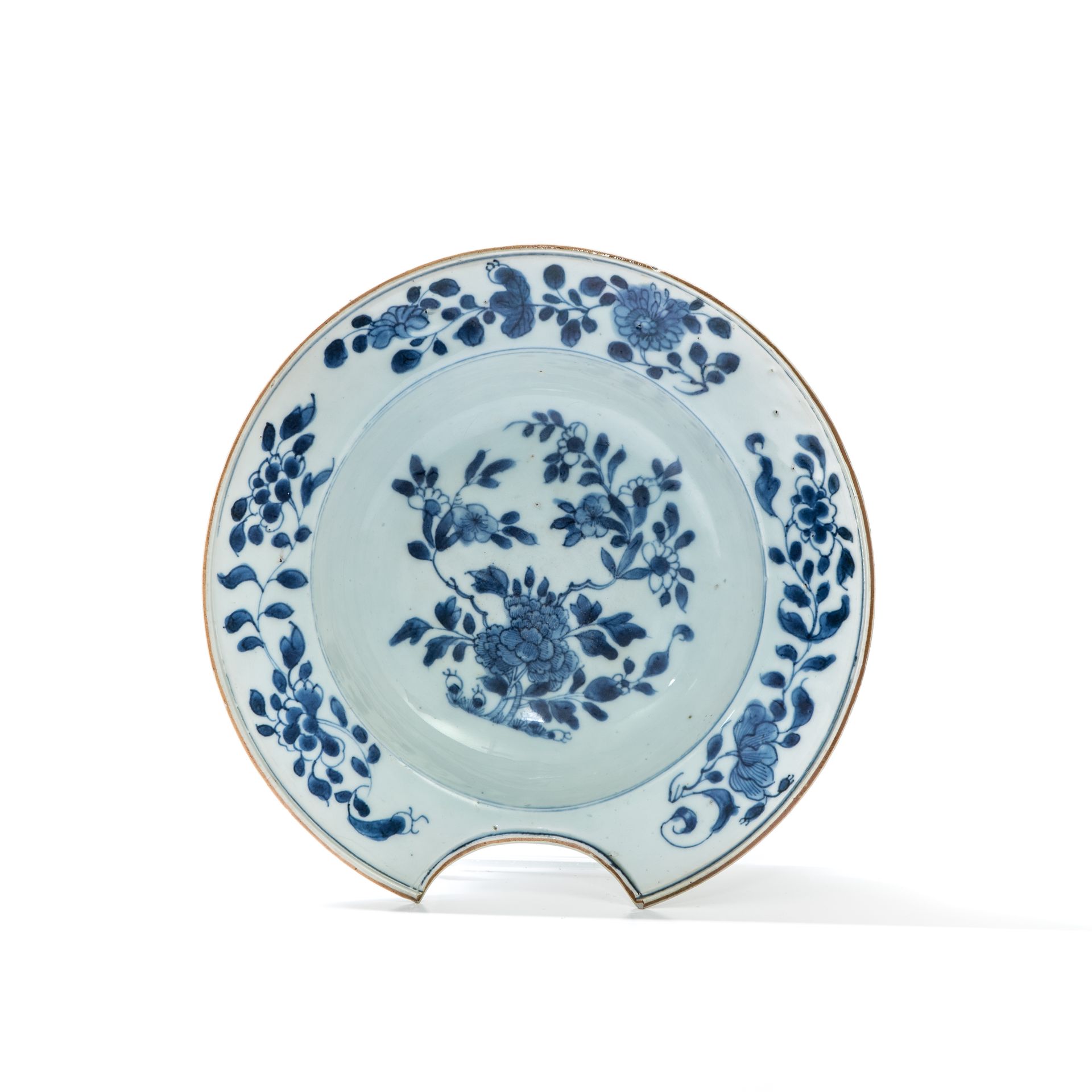 Null 中国，印度公司--乾隆时期（1736-1795）。

胡子菜



瓷盘在釉下青花中装饰有牡丹花枝，翼部装饰有牡丹花枝。



专家：Cabinet &hellip;