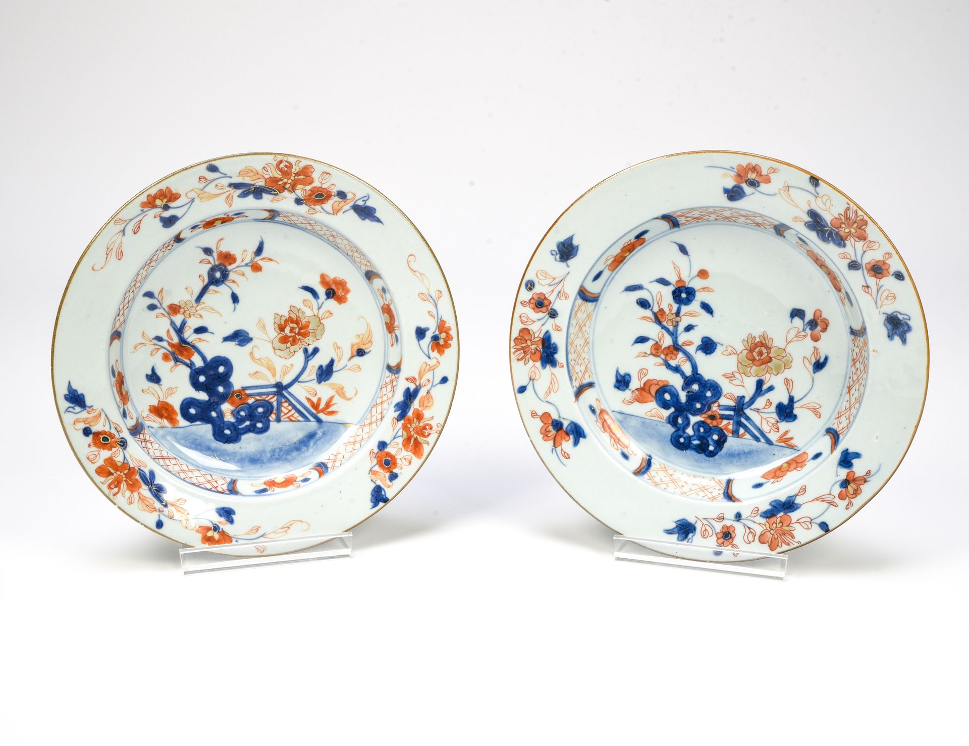 Null 中国，印度公司--康熙年间（1662-1722）。

一对汤盘



瓷器以釉下蓝色、铁红色和金色珐琅彩装饰，中央有一块盛开的岩石，上面有梅花和牡丹，&hellip;