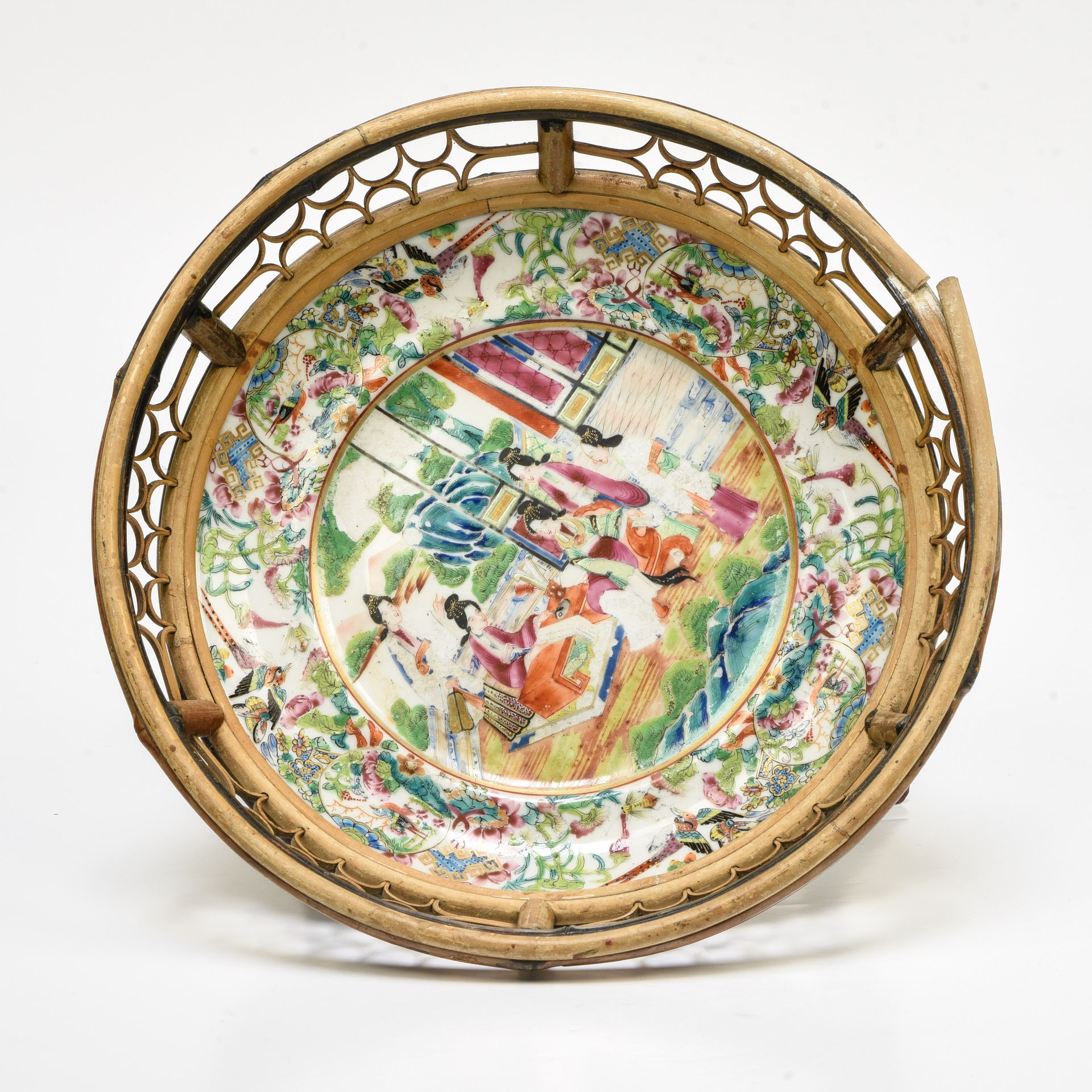 Null 中国，广东 - 19世纪

碟子



多色珐琅彩瓷器，中间是花园里的年轻妇女围着一张桌子，翅膀上装饰着花丛中的鸟和昆虫。



专家：Cabinet&hellip;