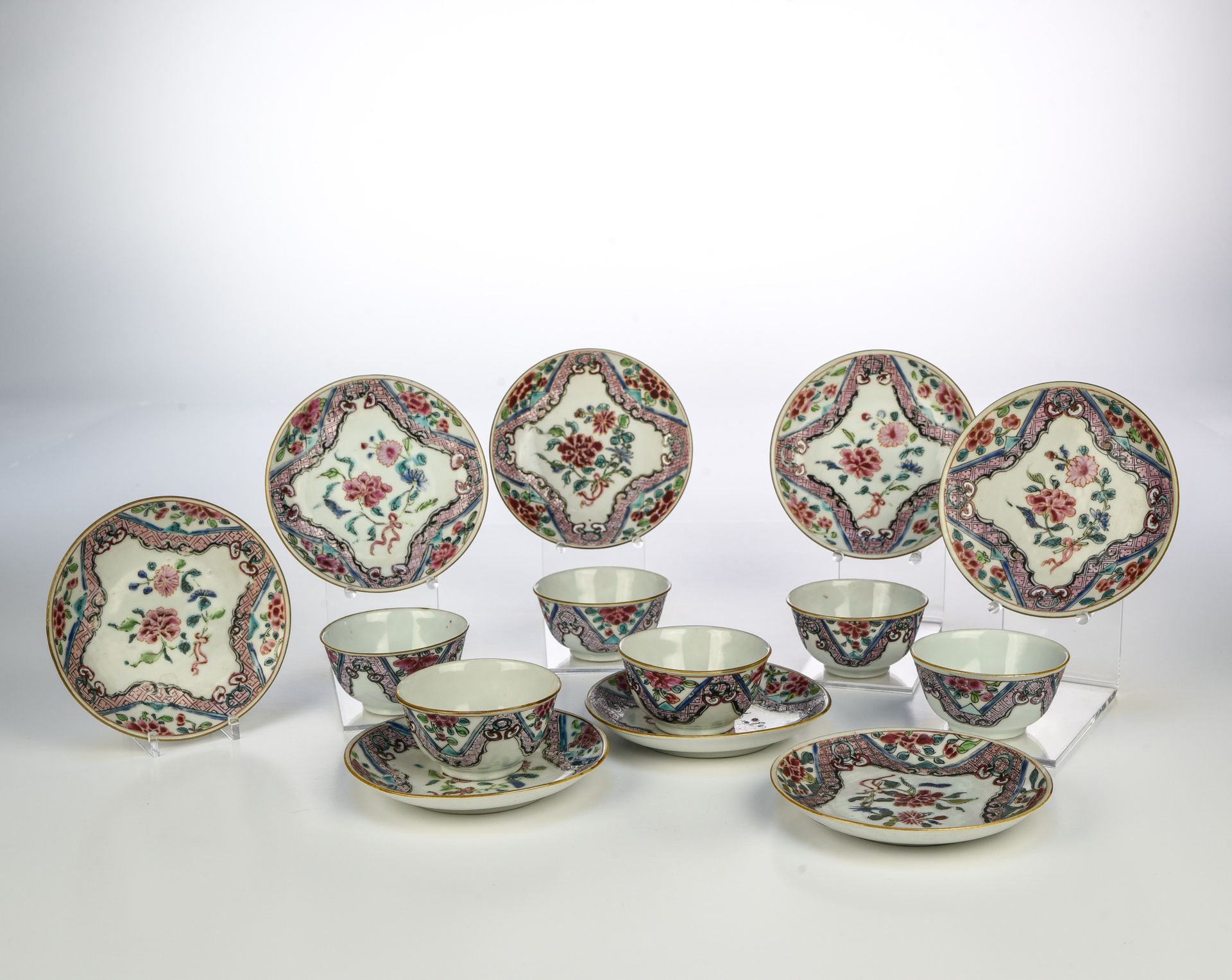 Null 中国 - 雍正时期 (1723 - 1735)

套装包括六种冰糕和八个展示架



珐琅彩瓷器，中间是牡丹和菊花，周围是粉色格子图案。

 

冰糕&hellip;