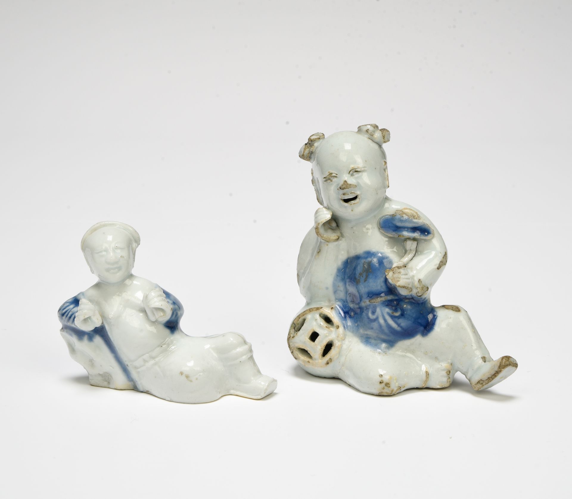 Null 中国--18世纪

两个雕像



在瓷器中，一个是靠着木桶坐着的男孩，拿着一朵莲花，另一个是靠着岩石躺着的男人，他的衣服是釉下蓝色。高10,5和6,&hellip;