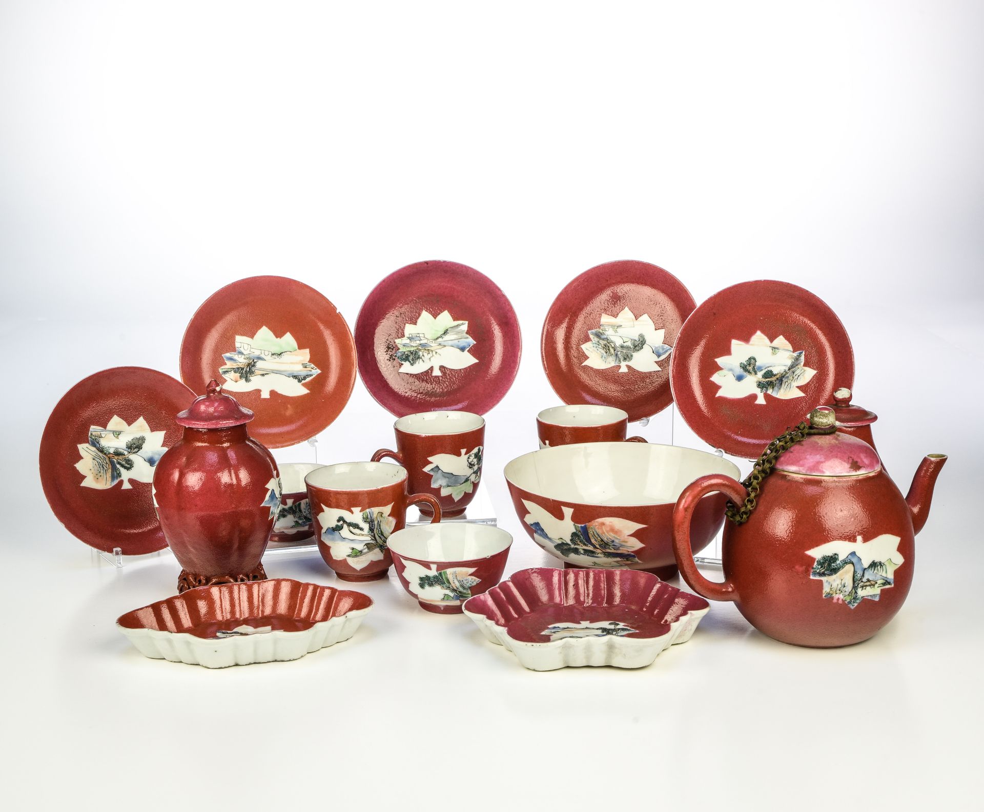 Null 中国 - 18世纪末

茶具的一部分



粉红色的珐琅彩瓷器，以叶子状的储备装饰，有学者、渔夫和湖泊风景。包括。

一个茶壶，一个牛奶壶，一个有盖的&hellip;